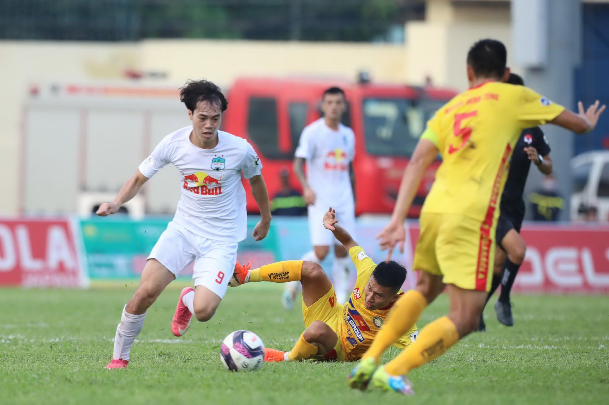 Dừng V-League 2021: Hoàng Anh Gia Lai có được trao cúp vô địch? - Ảnh 1. Dừng V-League 2021: Hoàng Anh Gia Lai có được trao cúp vô địch? - Ảnh 1.