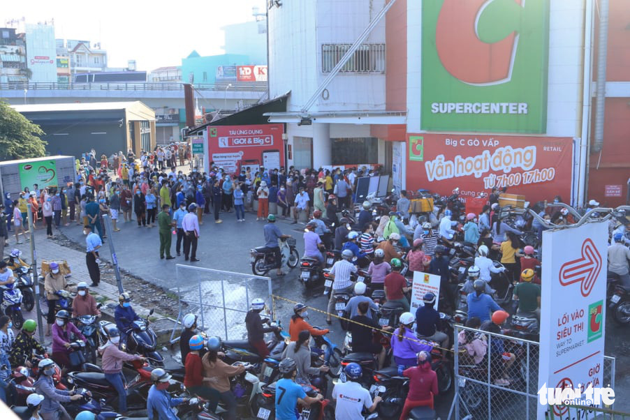 Người dân xếp hàng dài đi siêu thị, rau xanh, thịt cá không kịp lên kệ - Ảnh 4. Người dân xếp hàng dài đi siêu thị, rau xanh, thịt cá không kịp lên kệ - Ảnh 4.