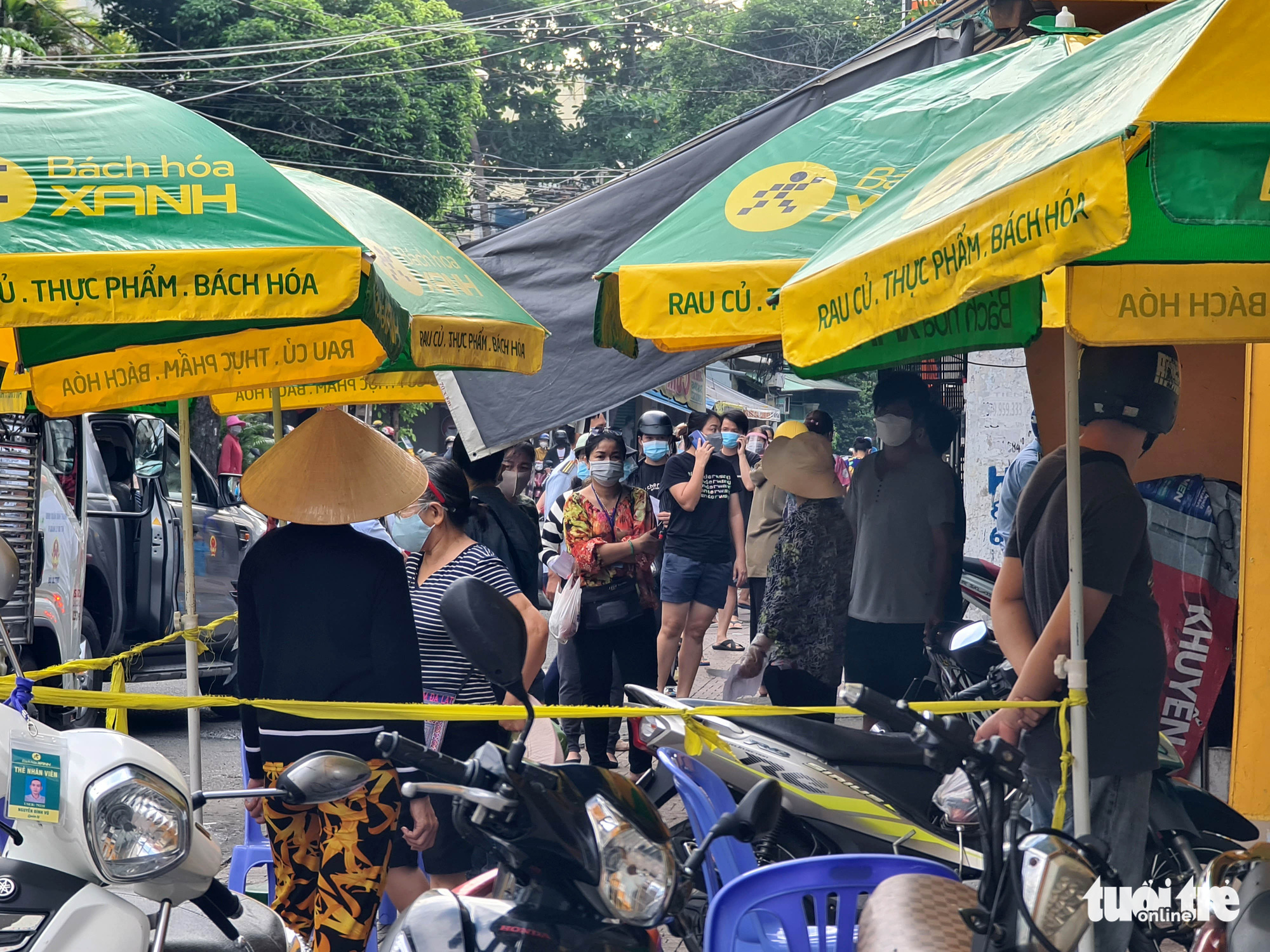 Người dân xếp hàng dài đi siêu thị, rau xanh, thịt cá không kịp lên kệ - Ảnh 3. Người dân xếp hàng dài đi siêu thị, rau xanh, thịt cá không kịp lên kệ - Ảnh 3.