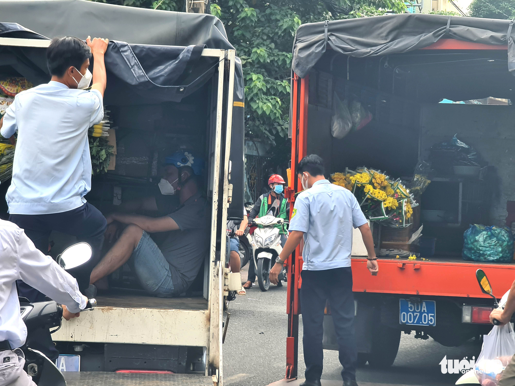 Người dân xếp hàng dài đi siêu thị, rau xanh, thịt cá không kịp lên kệ - Ảnh 10. Người dân xếp hàng dài đi siêu thị, rau xanh, thịt cá không kịp lên kệ - Ảnh 10.