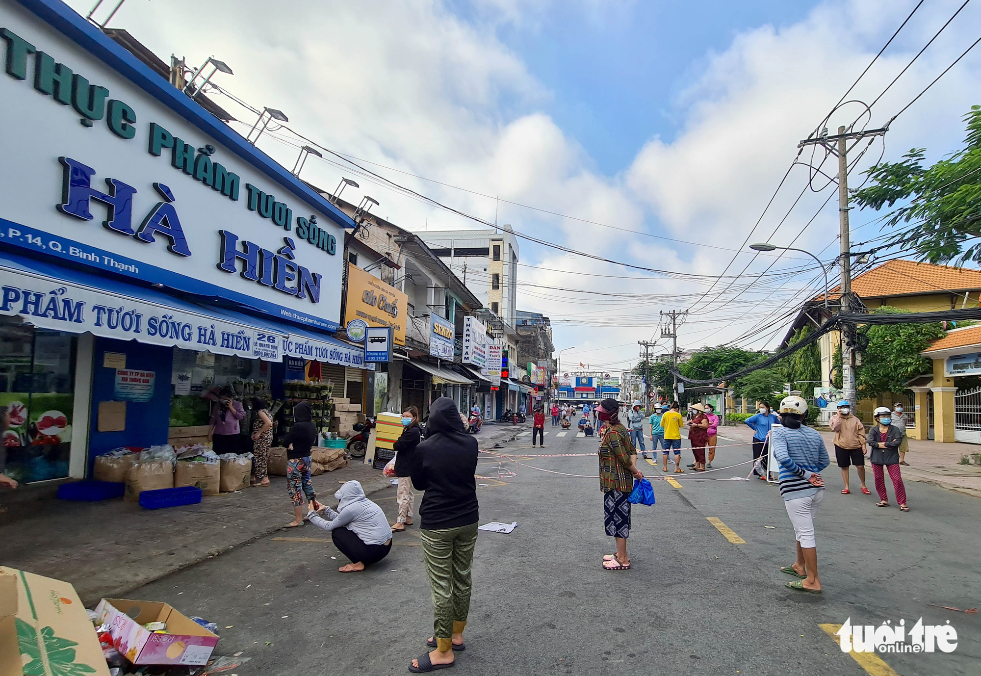 Người dân xếp hàng dài đi siêu thị, rau xanh, thịt cá không kịp lên kệ - Ảnh 9. Người dân xếp hàng dài đi siêu thị, rau xanh, thịt cá không kịp lên kệ - Ảnh 9.