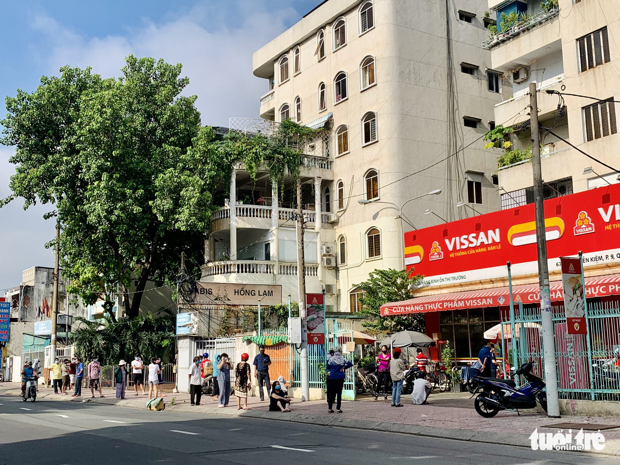 Người dân xếp hàng dài đi siêu thị, rau xanh, thịt cá không kịp lên kệ - Ảnh 7. Người dân xếp hàng dài đi siêu thị, rau xanh, thịt cá không kịp lên kệ - Ảnh 7.