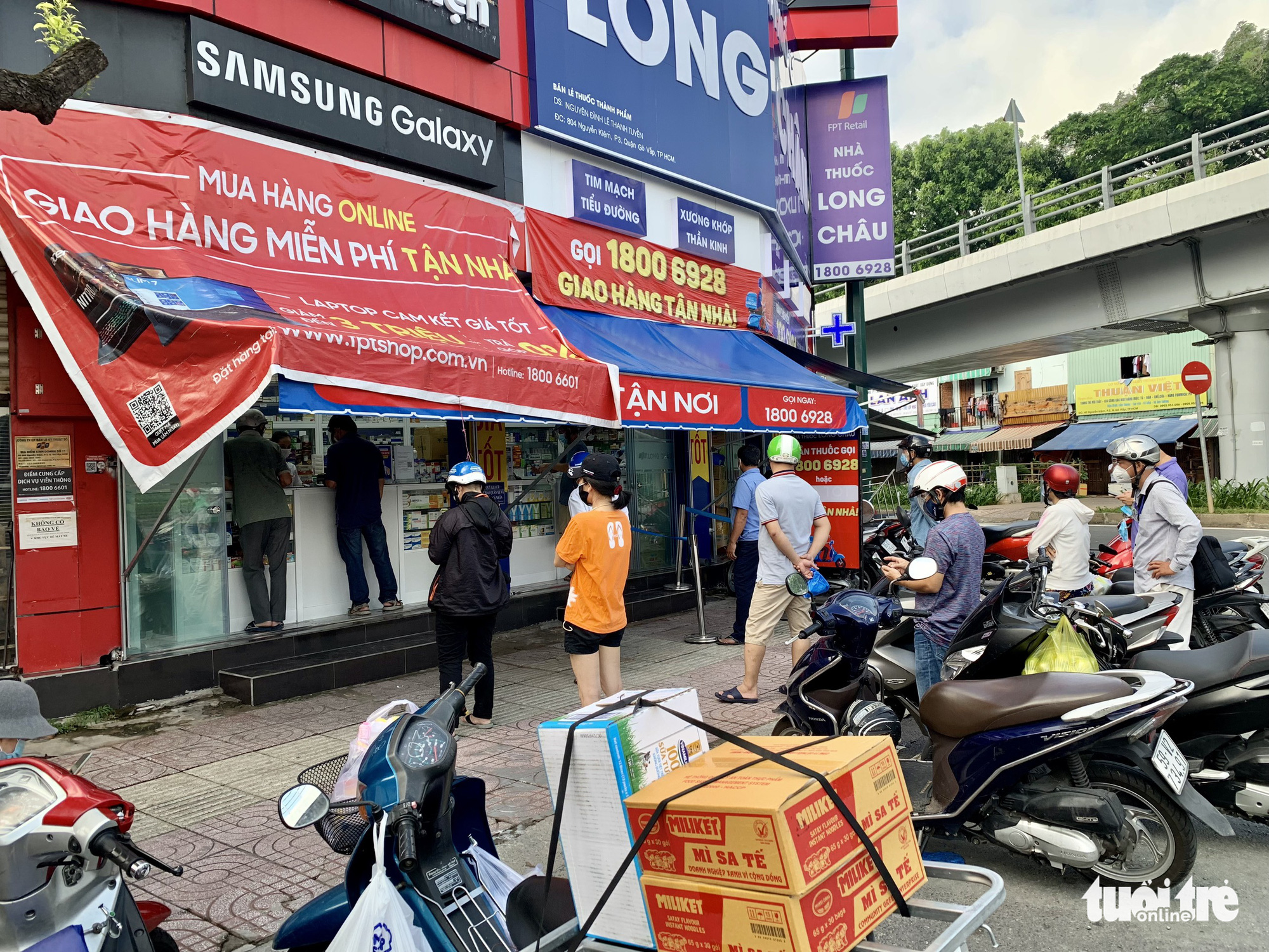 Người dân xếp hàng dài đi siêu thị, rau xanh, thịt cá không kịp lên kệ - Ảnh 8. Người dân xếp hàng dài đi siêu thị, rau xanh, thịt cá không kịp lên kệ - Ảnh 8.