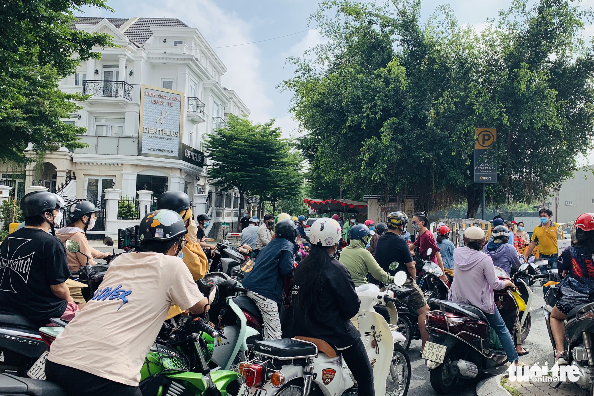 Người dân xếp hàng dài đi siêu thị, rau xanh, thịt cá không kịp lên kệ - Ảnh 1. Người dân xếp hàng dài đi siêu thị, rau xanh, thịt cá không kịp lên kệ - Ảnh 1.