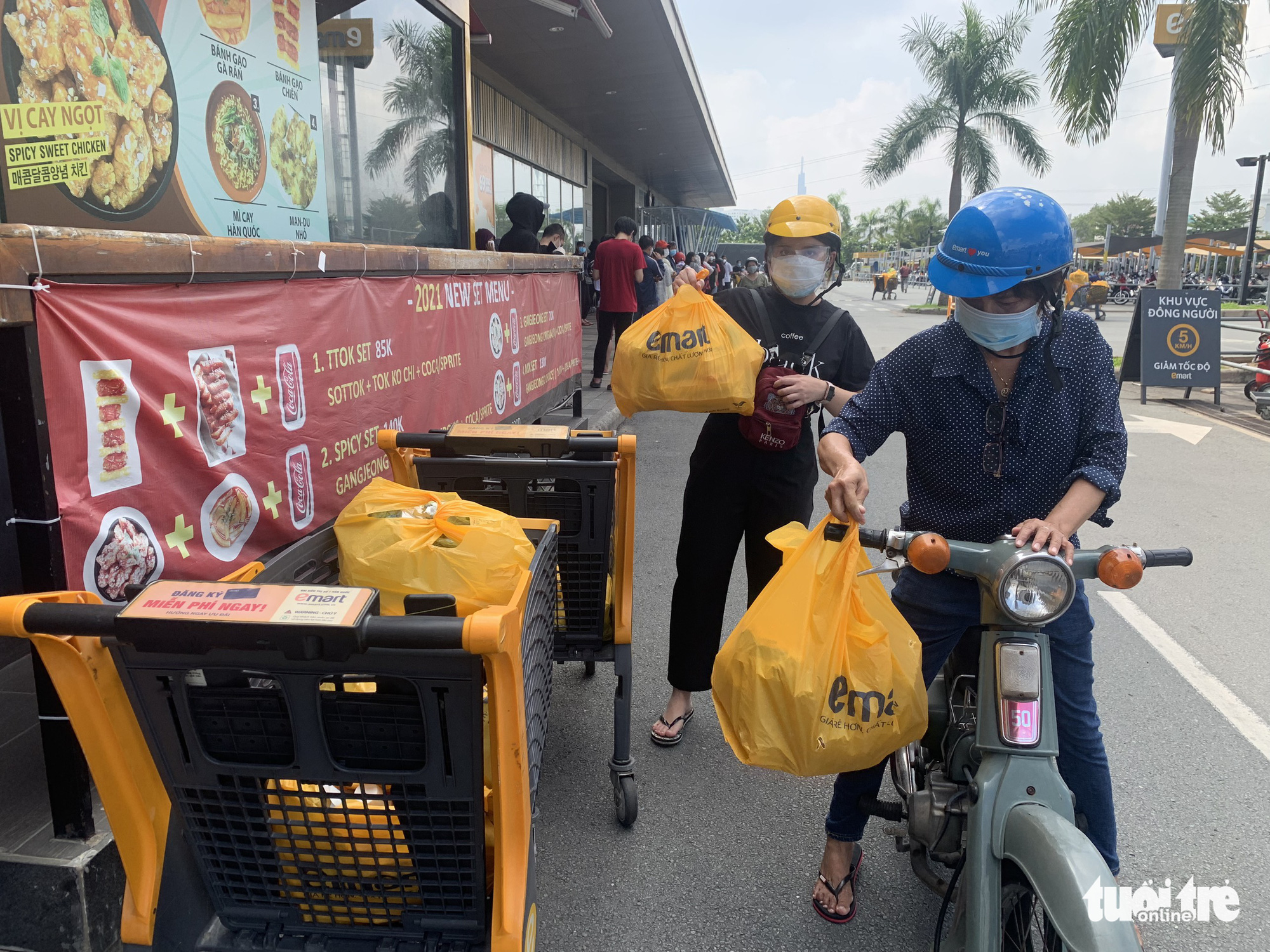 Người dân xếp hàng dài đi siêu thị, rau xanh, thịt cá không kịp lên kệ - Ảnh 5. Người dân xếp hàng dài đi siêu thị, rau xanh, thịt cá không kịp lên kệ - Ảnh 5.