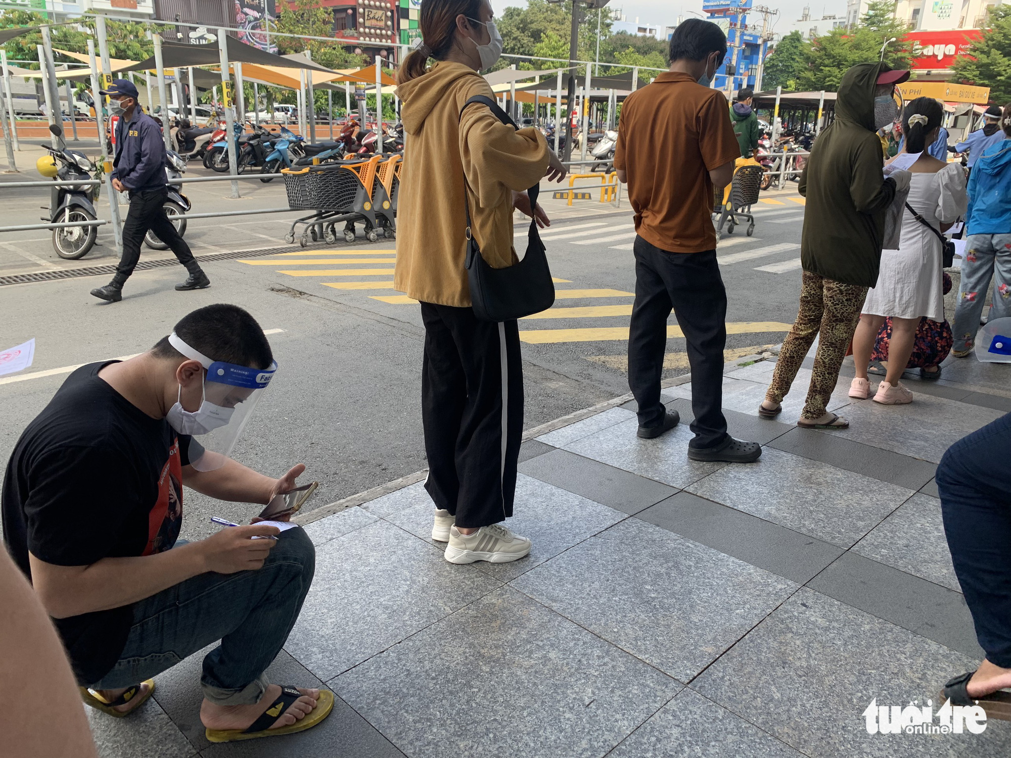 Người dân xếp hàng dài đi siêu thị, rau xanh, thịt cá không kịp lên kệ - Ảnh 6. Người dân xếp hàng dài đi siêu thị, rau xanh, thịt cá không kịp lên kệ - Ảnh 6.