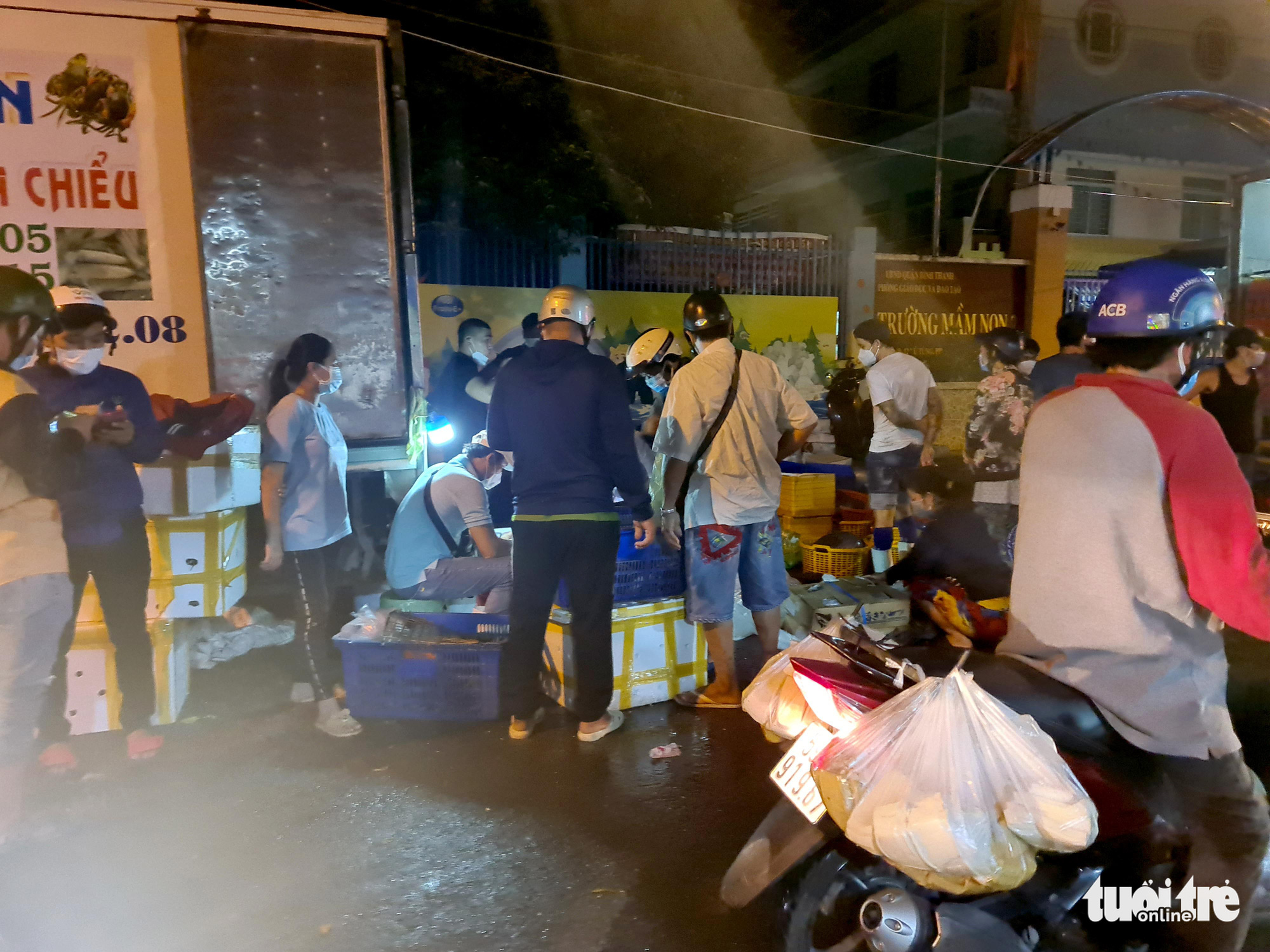 Người dân họp chợ tự phát từ 3 giờ sáng đông đúc ở TP.HCM - Ảnh 3. Người dân họp chợ tự phát từ 3 giờ sáng đông đúc ở TP.HCM - Ảnh 3.