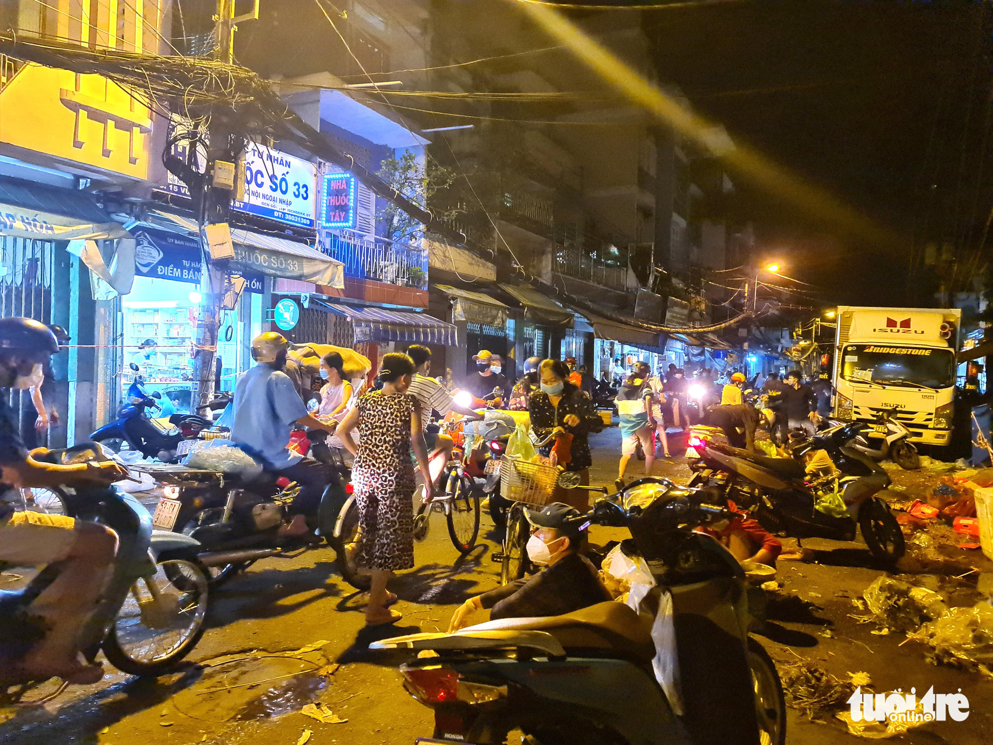 Người dân họp chợ tự phát từ 3 giờ sáng đông đúc ở TP.HCM - Ảnh 8. Người dân họp chợ tự phát từ 3 giờ sáng đông đúc ở TP.HCM - Ảnh 8.