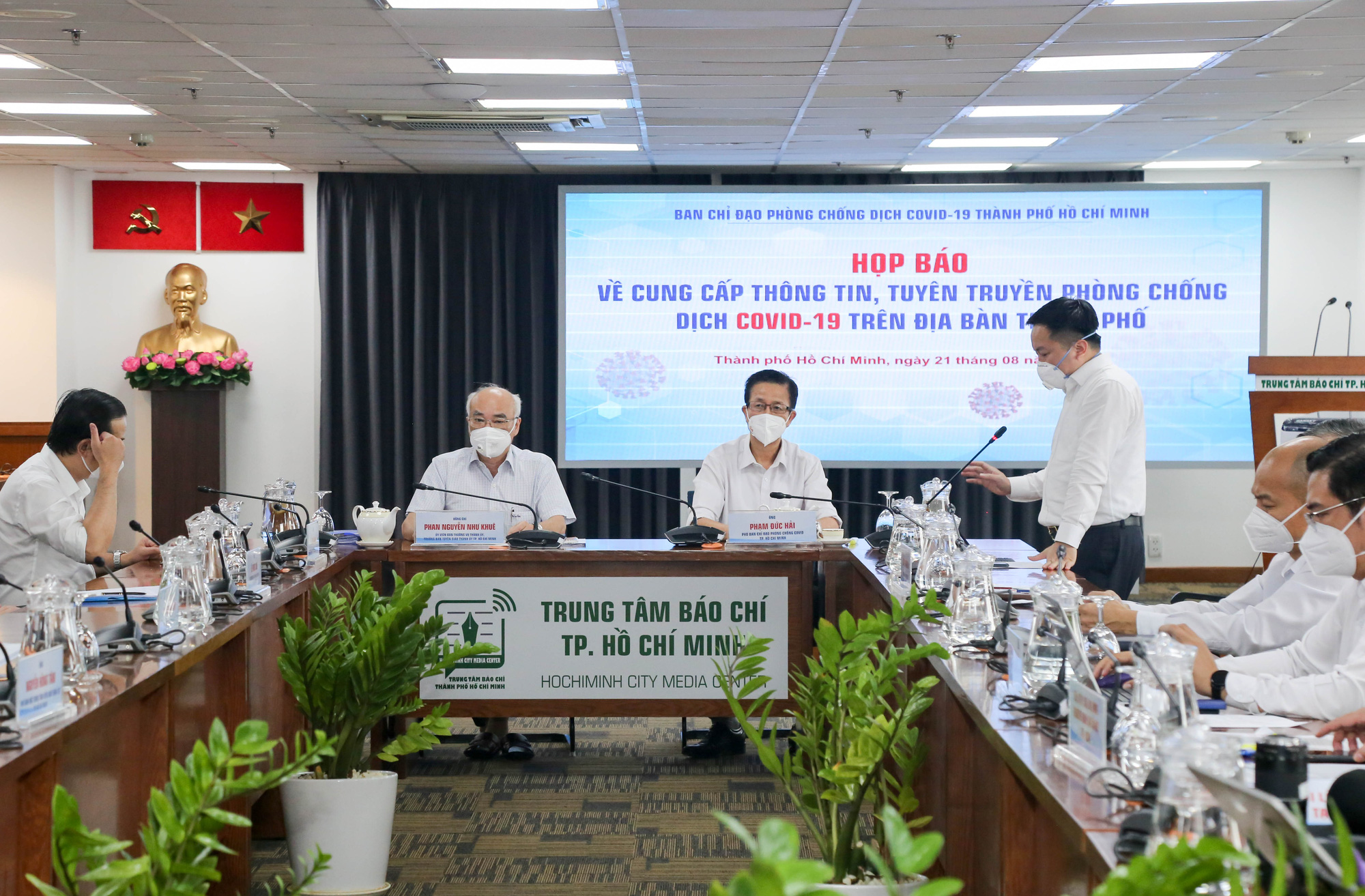 Người dân TP.HCM không tự đi mua thuốc khi tăng cường giãn cách xã hội - Ảnh 1. Người dân TP.HCM không tự đi mua thuốc khi tăng cường giãn cách xã hội - Ảnh 1.