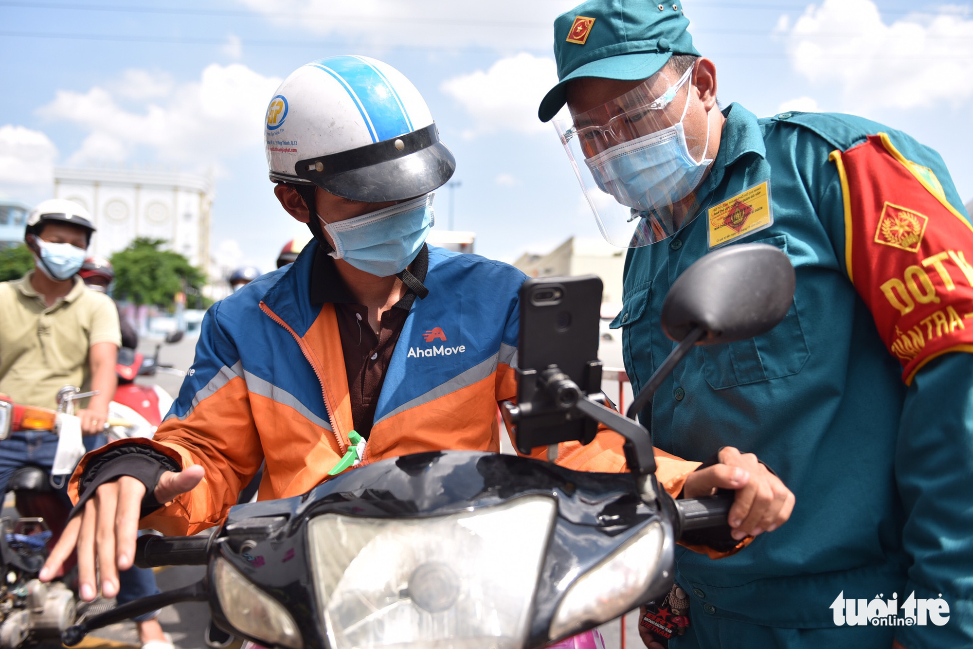 TP.HCM bổ sung đối tượng được ra đường, nêu rõ nhóm người không cần giấy đi đường khi qua chốt - Ảnh 1.