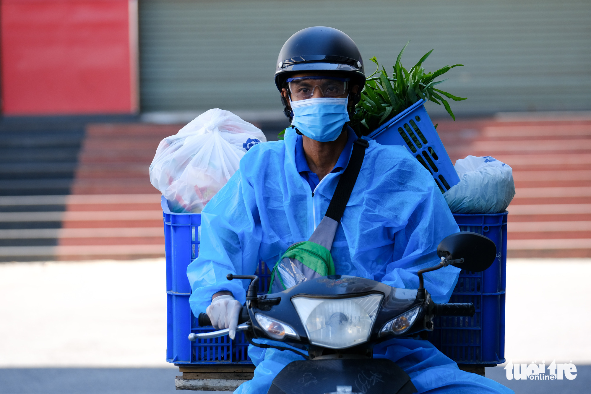 Đà Nẵng: Shipper hoạt động trở lại, người dân dồn dập đặt hàng - Ảnh 1. Đà Nẵng: Shipper hoạt động trở lại, người dân dồn dập đặt hàng - Ảnh 1.