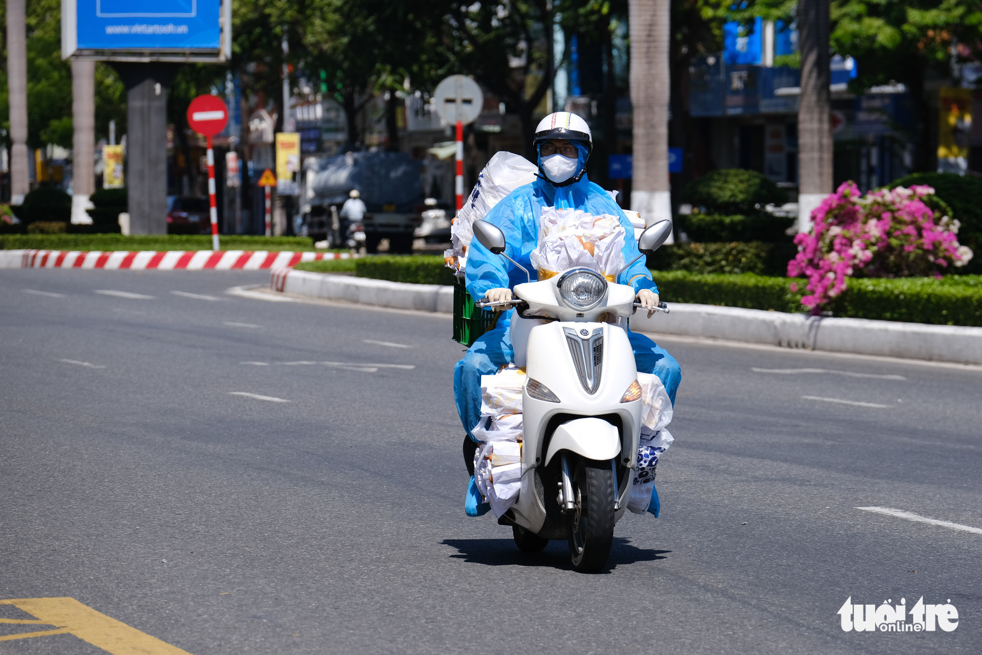 Đà Nẵng: Shipper hoạt động trở lại, người dân dồn dập đặt hàng - Ảnh 7. Đà Nẵng: Shipper hoạt động trở lại, người dân dồn dập đặt hàng - Ảnh 7.