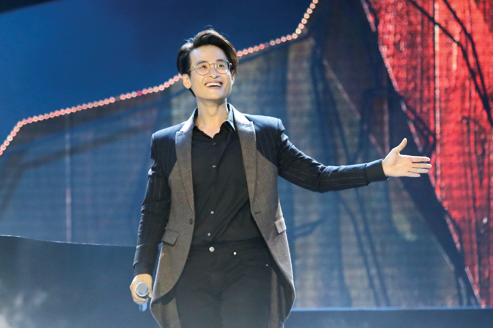 Hà Anh Tuấn: Thế hệ tôi đang là dấu gạch nối của nhiều thứ - Ảnh 1. Hà Anh Tuấn: Thế hệ tôi đang là dấu gạch nối của nhiều thứ - Ảnh 1.