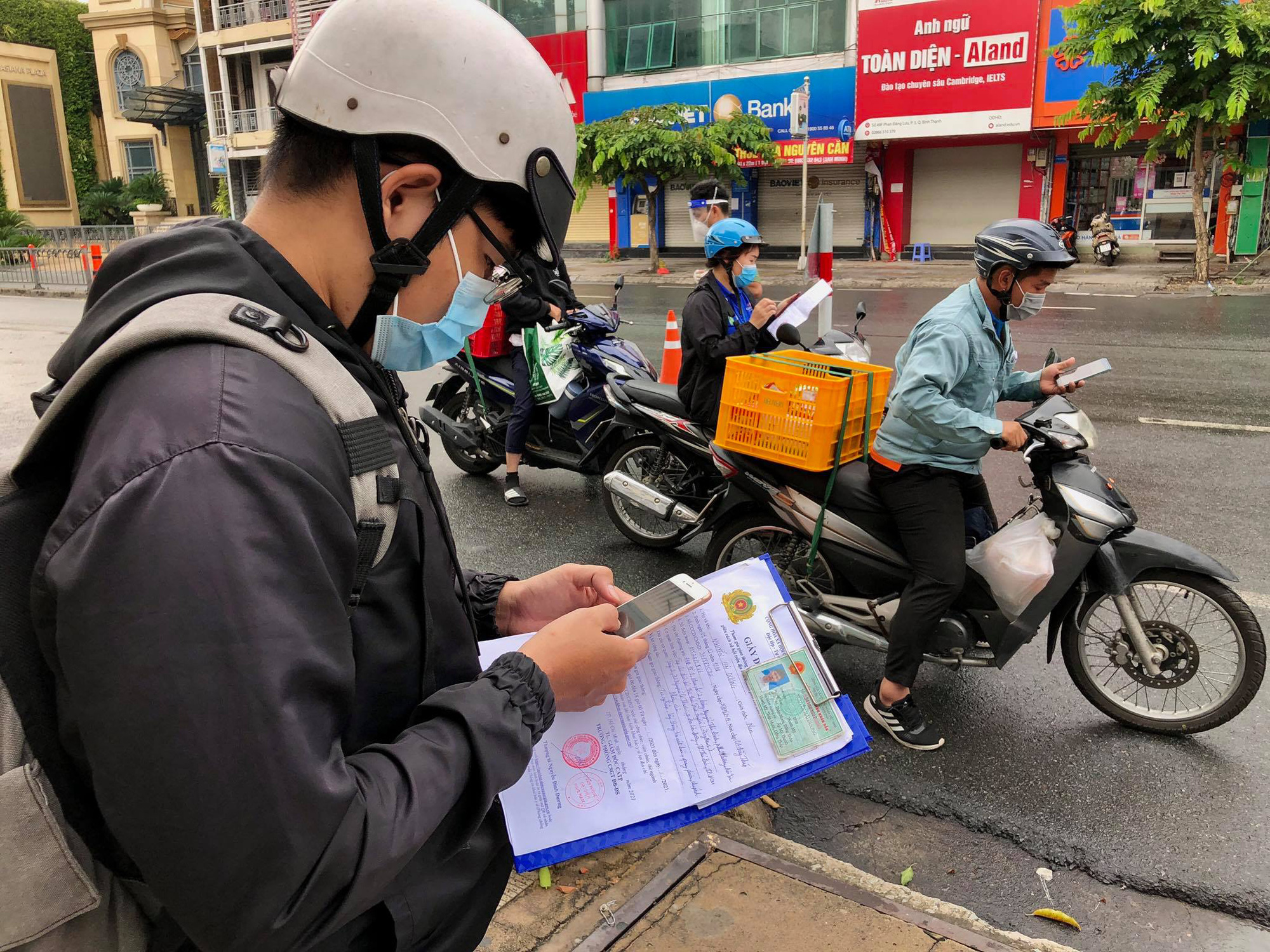 Khai báo đi đường nội thành được triển khai trở lại - Ảnh 2. Khai báo đi đường nội thành được triển khai trở lại - Ảnh 2.