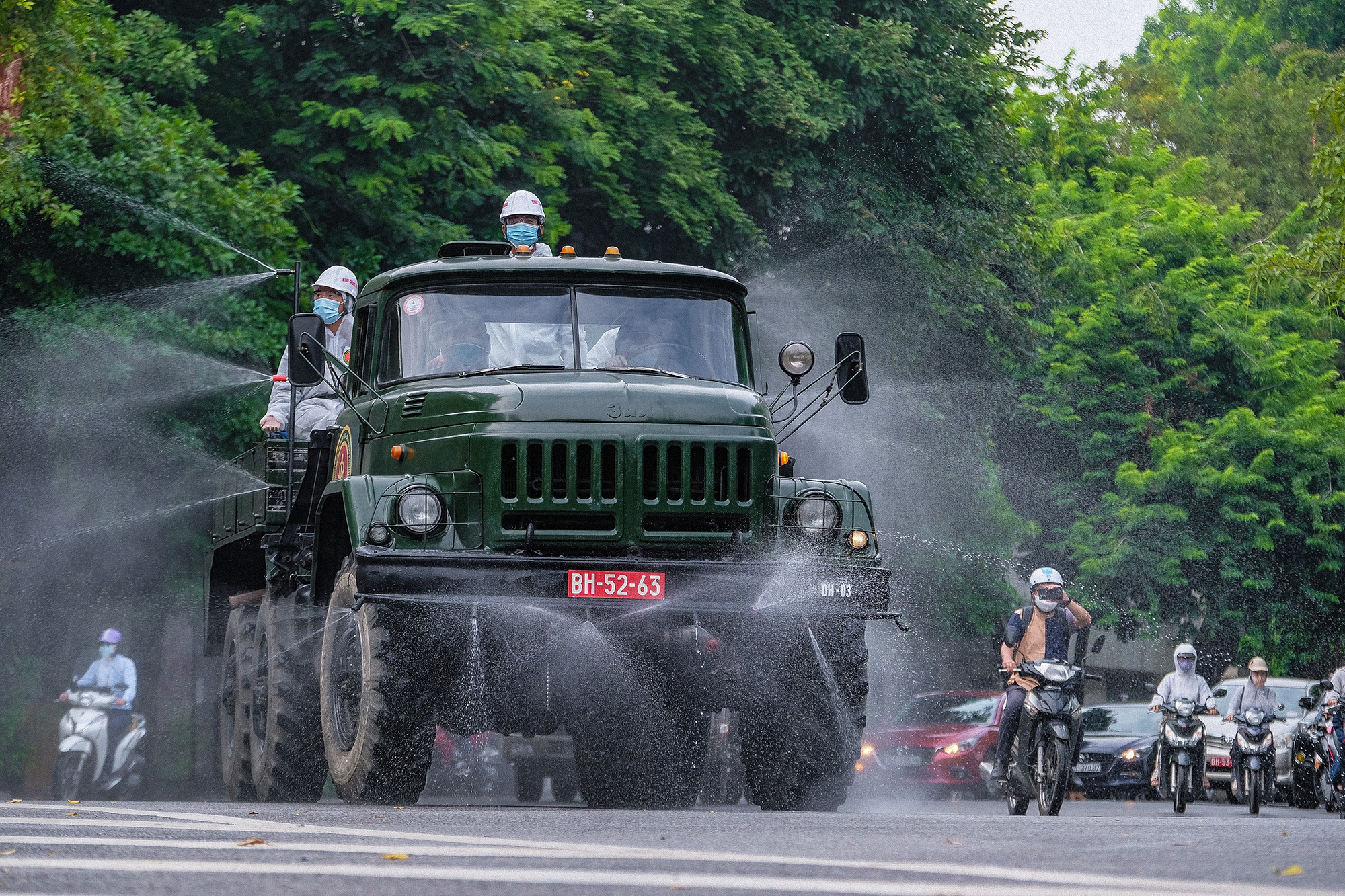 HỎI - ĐÁP về dịch COVID-19: Không phun hóa chất diệt khuẩn ngoài đường, vì sao? - Ảnh 1. HỎI - ĐÁP về dịch COVID-19: Không phun hóa chất diệt khuẩn ngoài đường, vì sao? - Ảnh 1.