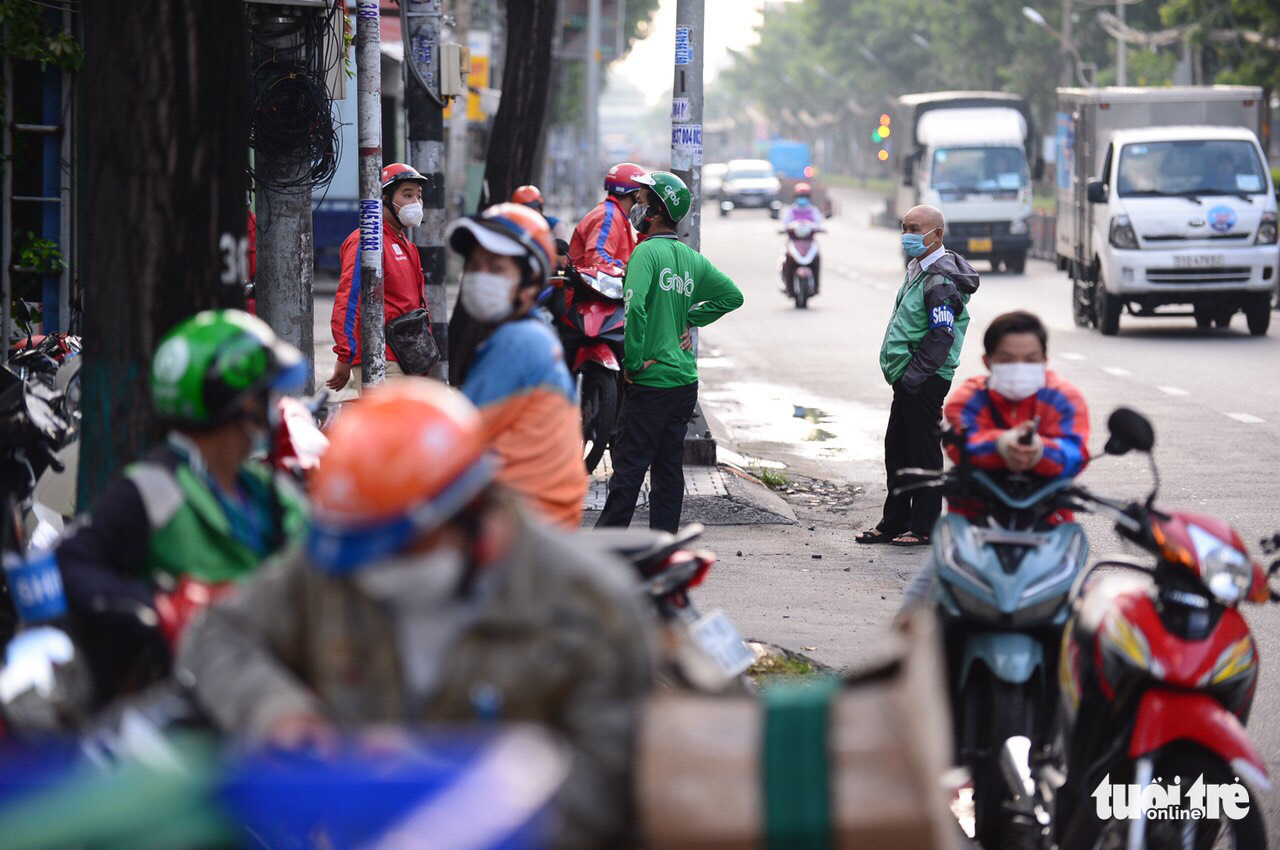 Shipper đi xét nghiệm từ tờ mờ sáng, vui mừng vì ‘âm tính’, bật app nhận đơn - Ảnh 12. Shipper đi xét nghiệm từ tờ mờ sáng, vui mừng vì ‘âm tính’, bật app nhận đơn - Ảnh 12.