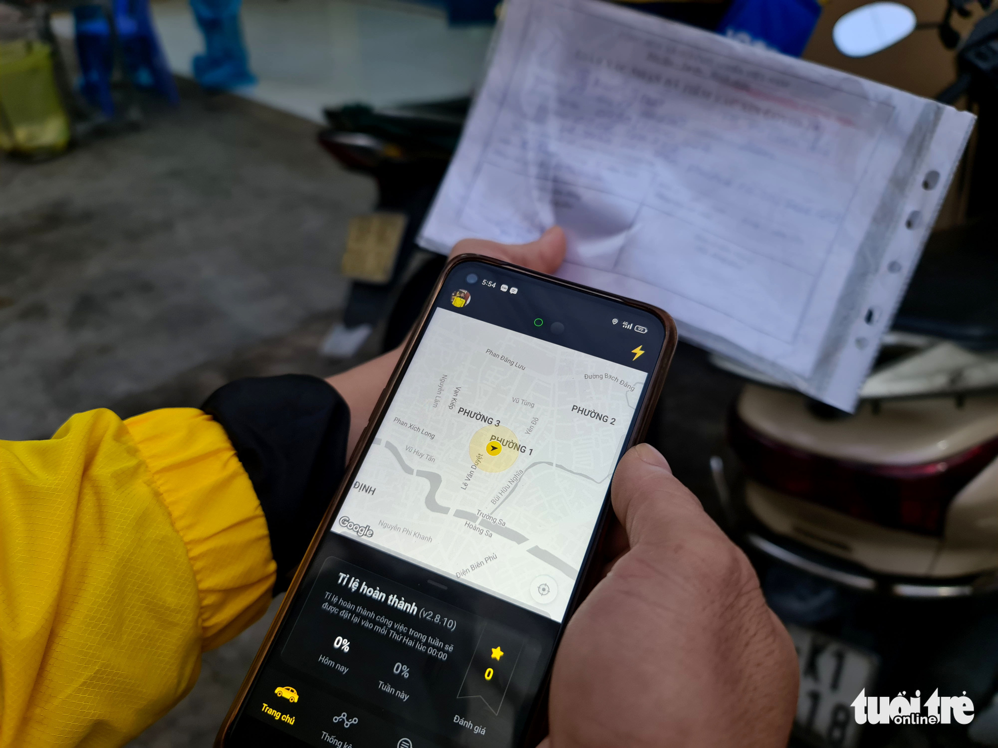 Shipper đi xét nghiệm từ tờ mờ sáng, vui mừng vì ‘âm tính’, bật app nhận đơn - Ảnh 9. Shipper đi xét nghiệm từ tờ mờ sáng, vui mừng vì ‘âm tính’, bật app nhận đơn - Ảnh 9.