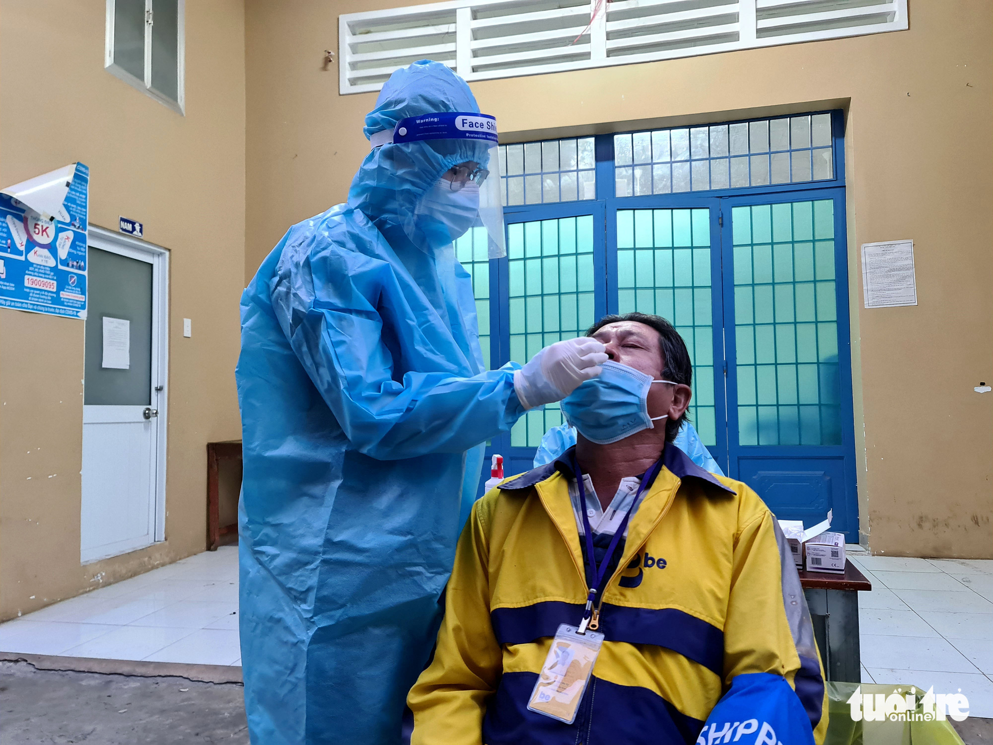 Shipper đi xét nghiệm từ tờ mờ sáng, vui mừng vì ‘âm tính’, bật app nhận đơn - Ảnh 6. Shipper đi xét nghiệm từ tờ mờ sáng, vui mừng vì ‘âm tính’, bật app nhận đơn - Ảnh 6.