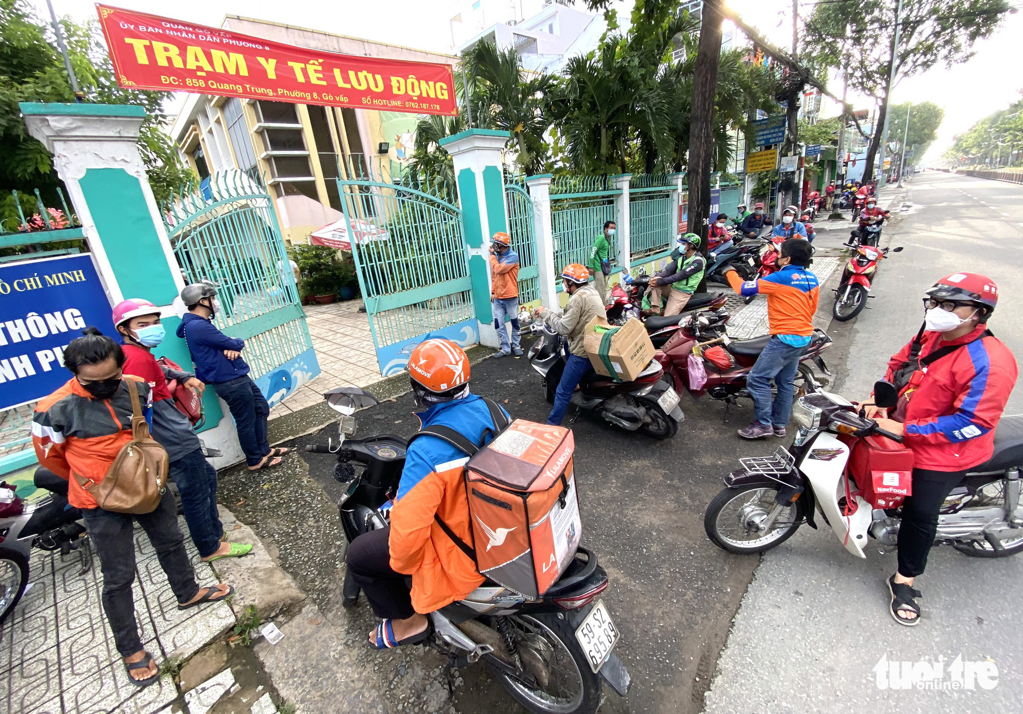 Shipper đi xét nghiệm từ tờ mờ sáng, vui mừng vì ‘âm tính’, bật app nhận đơn - Ảnh 13. Shipper đi xét nghiệm từ tờ mờ sáng, vui mừng vì ‘âm tính’, bật app nhận đơn - Ảnh 13.