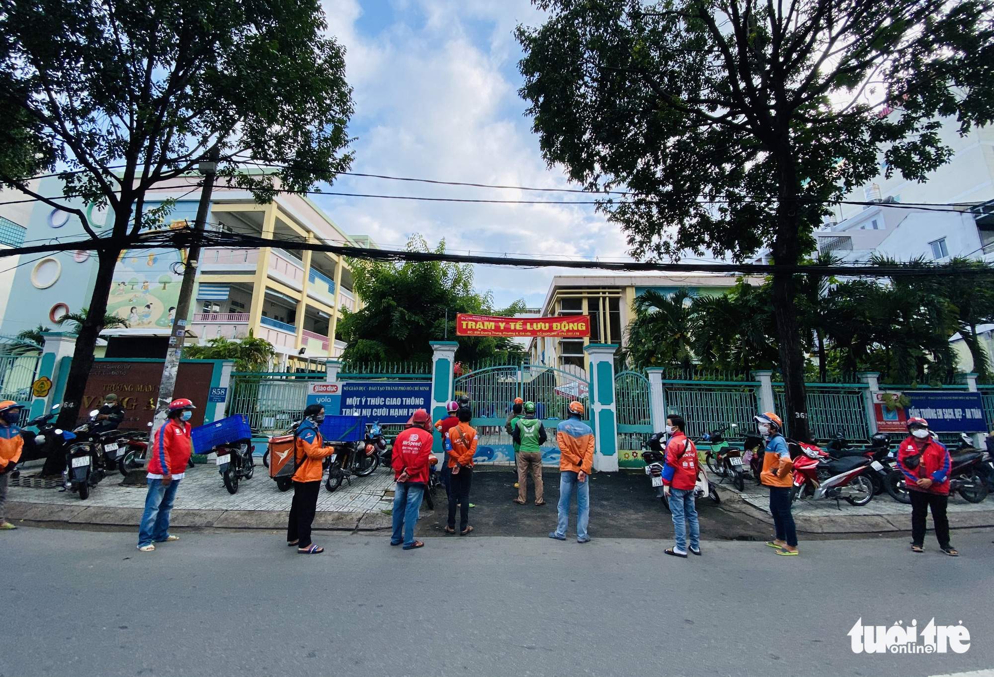 Shipper đi xét nghiệm từ tờ mờ sáng, vui mừng vì ‘âm tính’, bật app nhận đơn - Ảnh 14. Shipper đi xét nghiệm từ tờ mờ sáng, vui mừng vì ‘âm tính’, bật app nhận đơn - Ảnh 14.