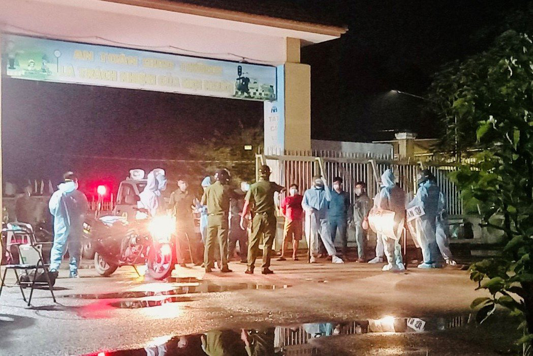 F0 quậy phá, đập cửa khu cách ly vì không cho mua thuốc lá - Ảnh 1. F0 quậy phá, đập cửa khu cách ly vì không cho mua thuốc lá - Ảnh 1.