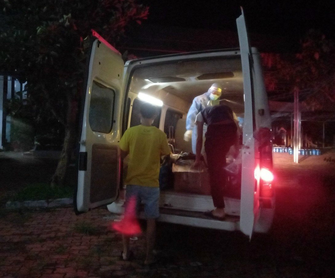 F0 quậy phá, đập cửa khu cách ly vì không cho mua thuốc lá - Ảnh 2. F0 quậy phá, đập cửa khu cách ly vì không cho mua thuốc lá - Ảnh 2.