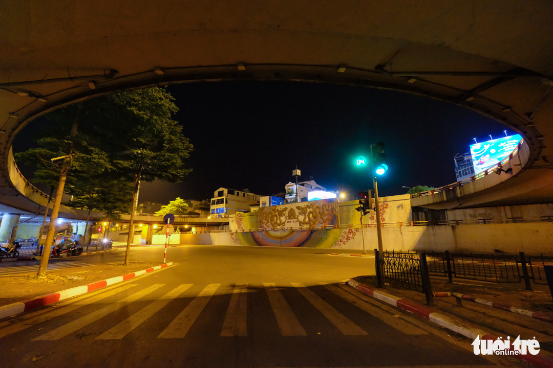 Hình ảnh Hà Nội im vắng trong những đêm giãn cách - Ảnh 10. Hình ảnh Hà Nội im vắng trong những đêm giãn cách - Ảnh 10.