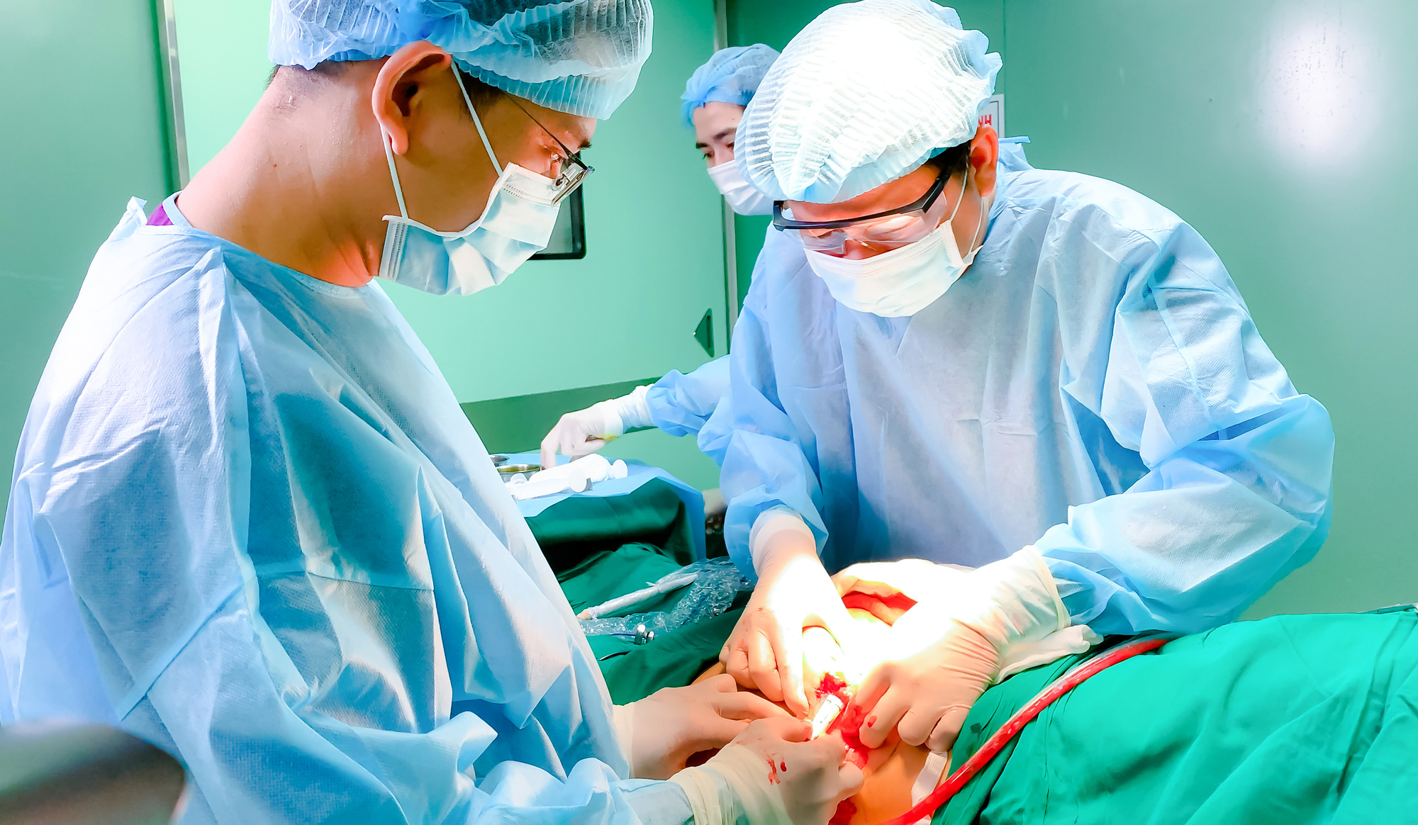 Hút gần 1 lít mủ trong cặp mông hoại tử do tiêm filler của người phụ nữ 37 tuổi - Ảnh 2. Hút gần 1 lít mủ trong cặp mông hoại tử do tiêm filler của người phụ nữ 37 tuổi - Ảnh 2.