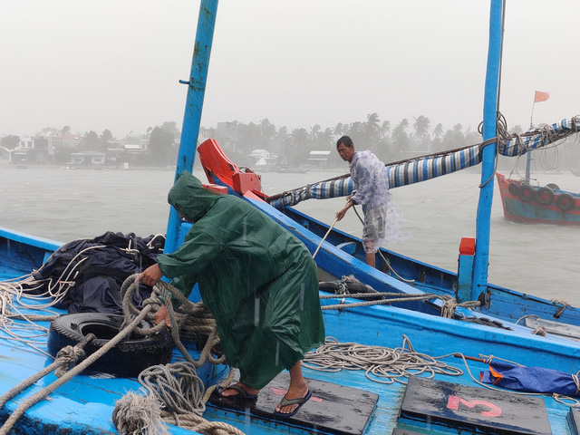 Chống bão số 5: Huế hạn chế dân ra đường, Nghệ An sơ tán dân đến nơi an toàn - Ảnh 5.