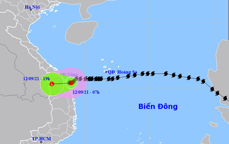 Áp thấp nhiệt đới gây mưa lớn, cứu 17 thuyền viên gặp sự cố trên biển - Ảnh 3.
