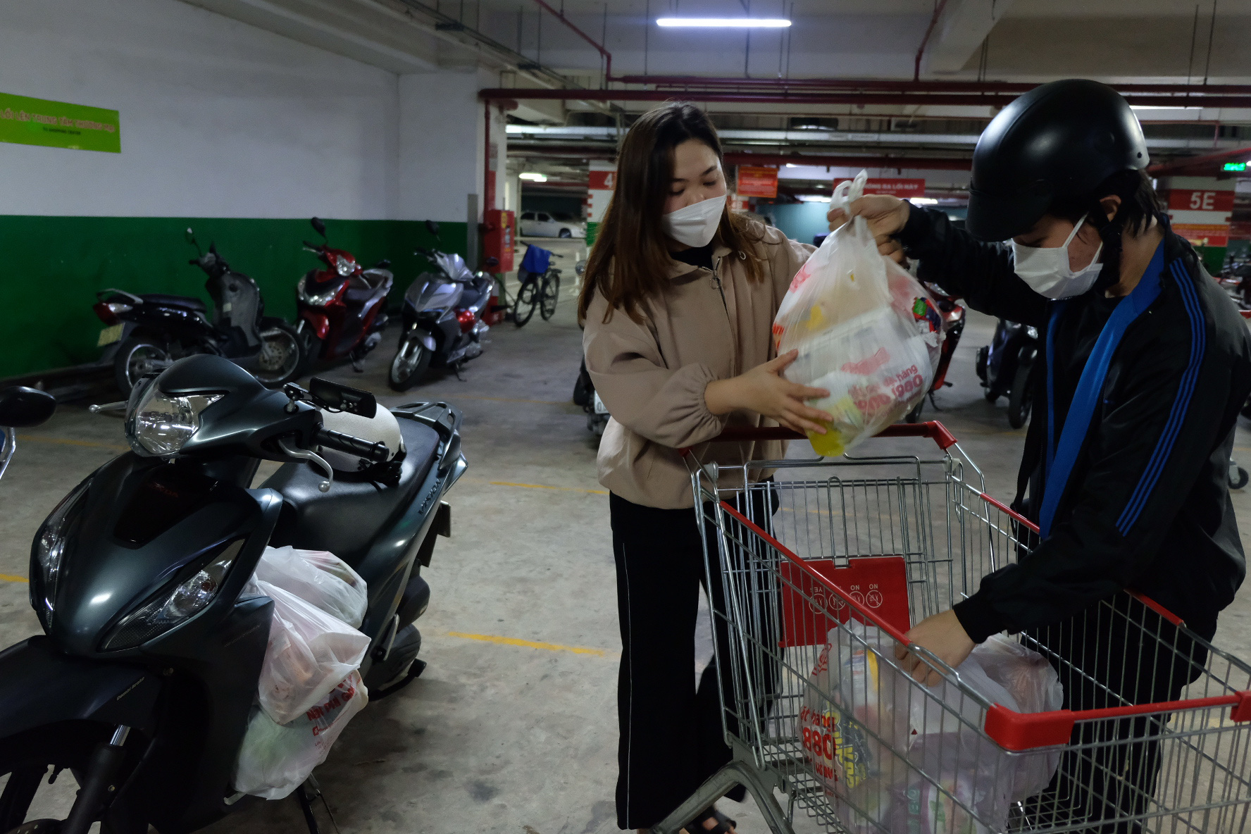 Người dân quận 7 mừng rỡ đi siêu thị, quán ăn liên tục chốt đơn qua app - Ảnh 3. Người dân quận 7 mừng rỡ đi siêu thị, quán ăn liên tục chốt đơn qua app - Ảnh 3.