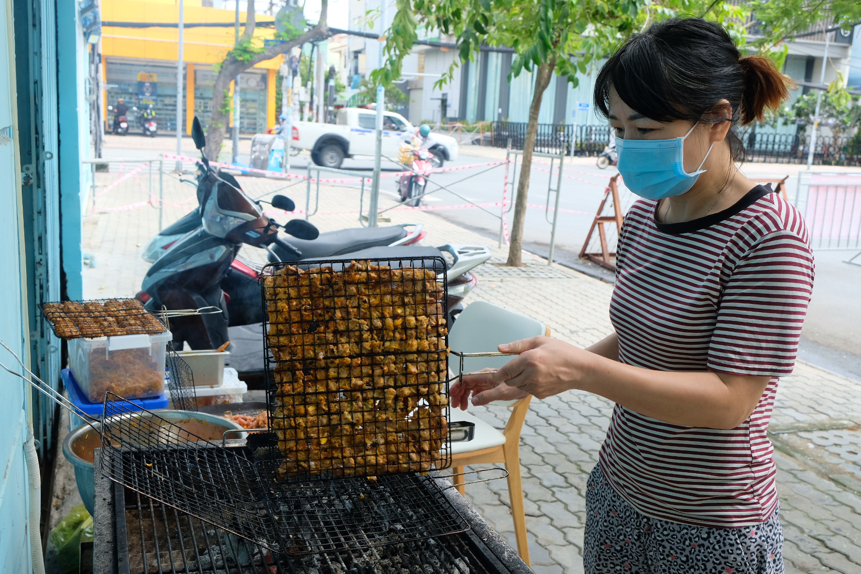 Người dân quận 7 mừng rỡ đi siêu thị, quán ăn liên tục chốt đơn qua app - Ảnh 13. Người dân quận 7 mừng rỡ đi siêu thị, quán ăn liên tục chốt đơn qua app - Ảnh 13.