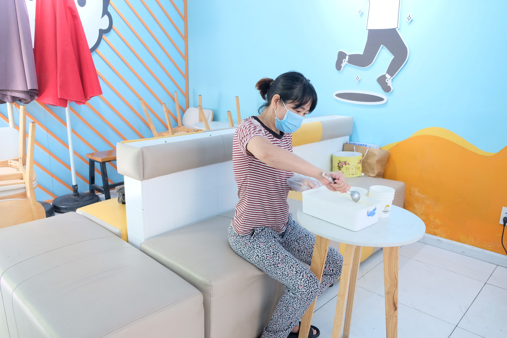 Người dân quận 7 mừng rỡ đi siêu thị, quán ăn liên tục chốt đơn qua app - Ảnh 5. Người dân quận 7 mừng rỡ đi siêu thị, quán ăn liên tục chốt đơn qua app - Ảnh 5.