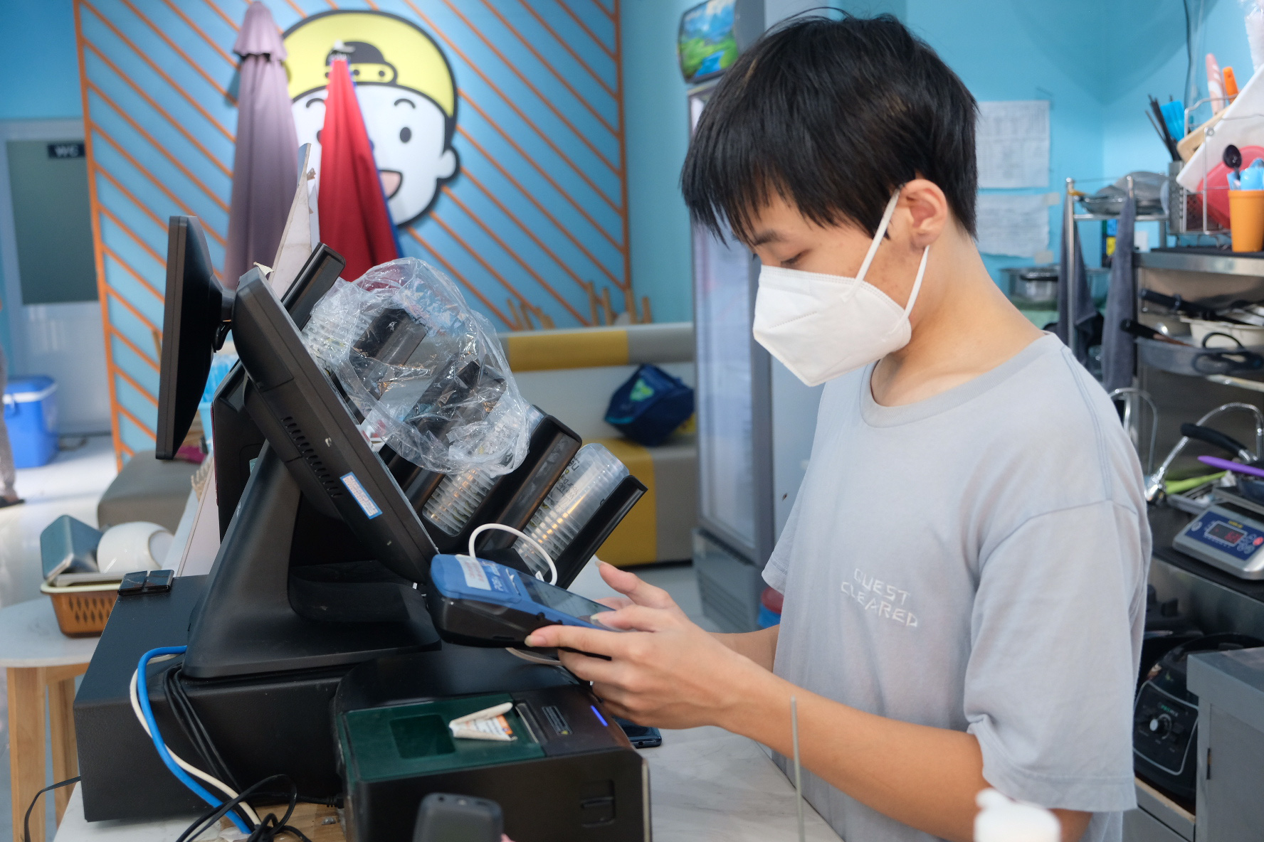 Người dân quận 7 mừng rỡ đi siêu thị, quán ăn liên tục chốt đơn qua app - Ảnh 4. Người dân quận 7 mừng rỡ đi siêu thị, quán ăn liên tục chốt đơn qua app - Ảnh 4.