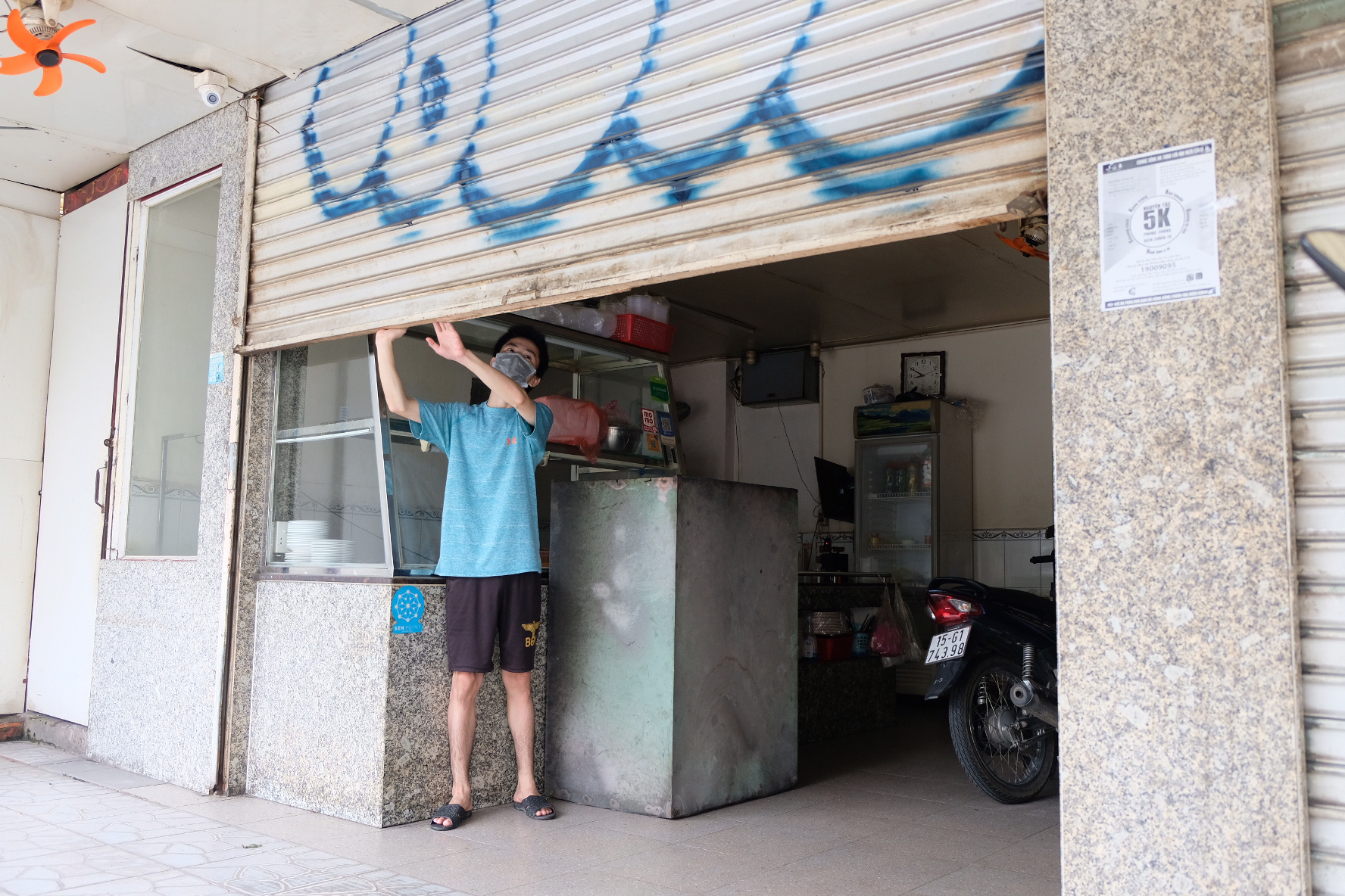 Người dân quận 7 mừng rỡ đi siêu thị, quán ăn liên tục chốt đơn qua app - Ảnh 16. Người dân quận 7 mừng rỡ đi siêu thị, quán ăn liên tục chốt đơn qua app - Ảnh 16.