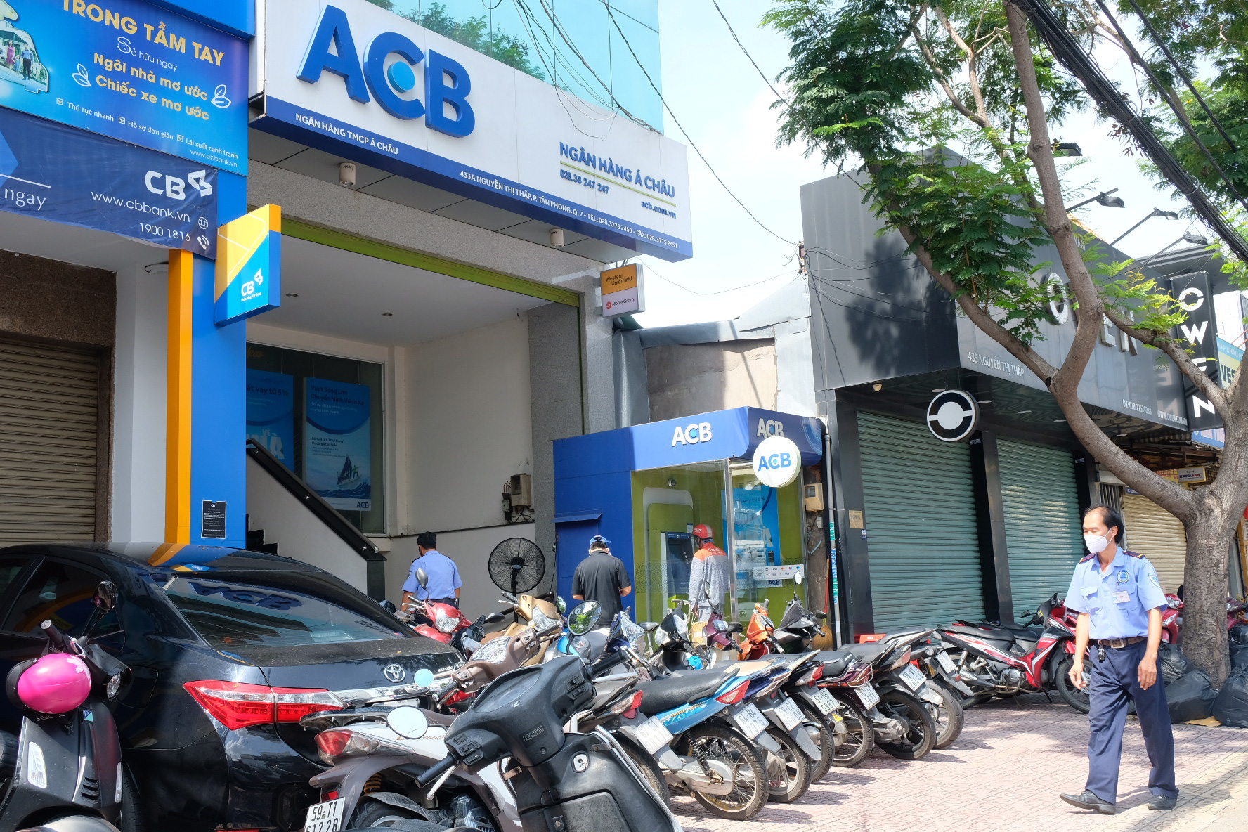 Người dân quận 7 mừng rỡ đi siêu thị, quán ăn liên tục chốt đơn qua app - Ảnh 15. Người dân quận 7 mừng rỡ đi siêu thị, quán ăn liên tục chốt đơn qua app - Ảnh 15.