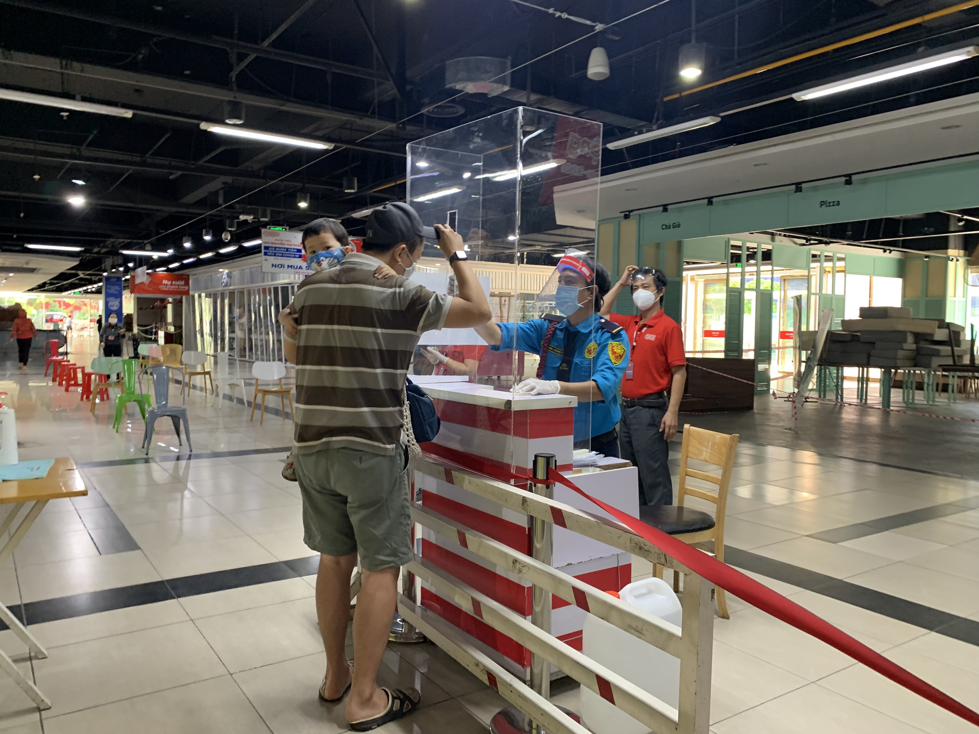 Người dân quận 7 mừng rỡ đi siêu thị, quán ăn liên tục chốt đơn qua app - Ảnh 7. Người dân quận 7 mừng rỡ đi siêu thị, quán ăn liên tục chốt đơn qua app - Ảnh 7.