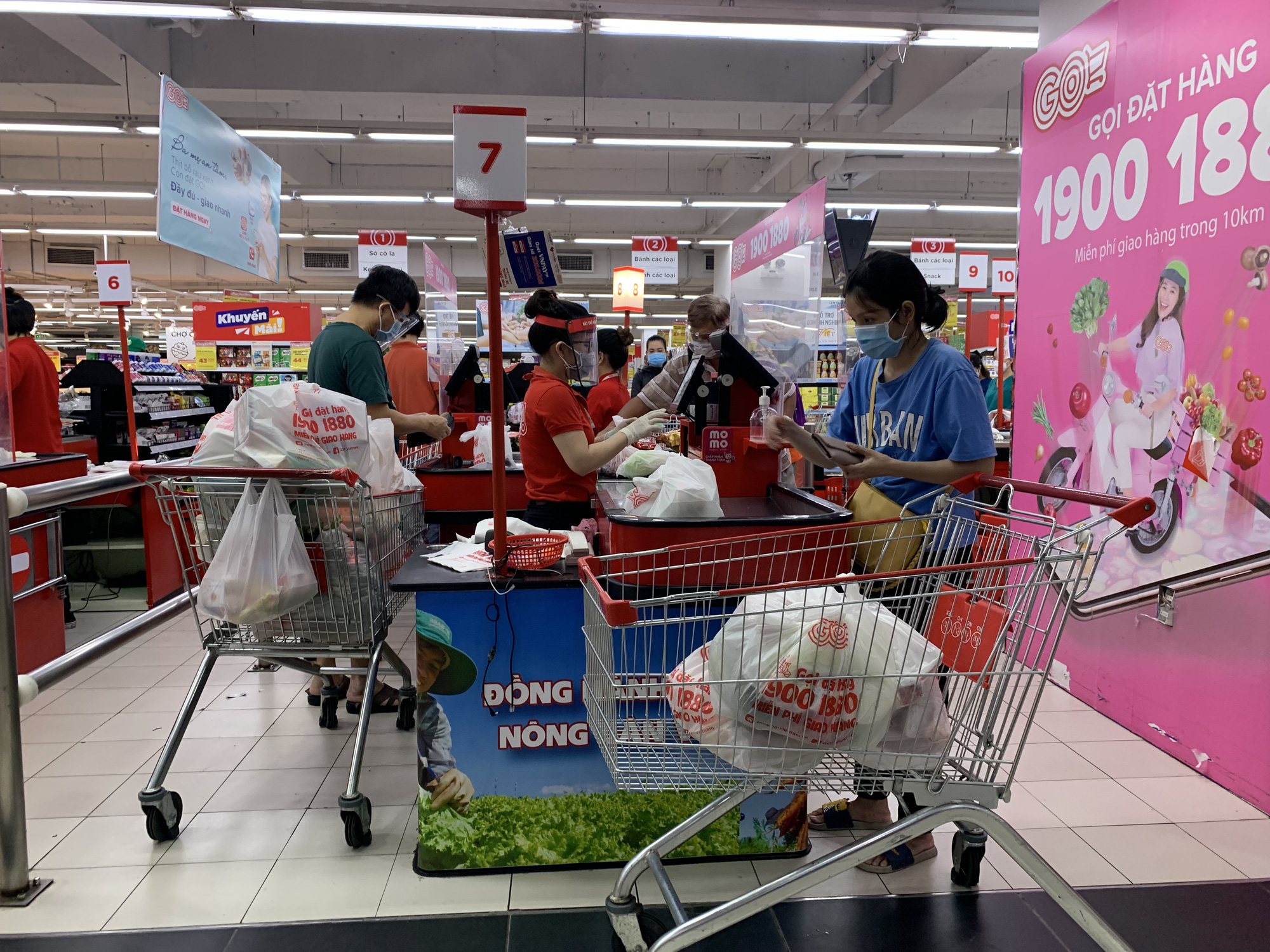 Người dân quận 7 mừng rỡ đi siêu thị, quán ăn liên tục chốt đơn qua app - Ảnh 1. Người dân quận 7 mừng rỡ đi siêu thị, quán ăn liên tục chốt đơn qua app - Ảnh 1.