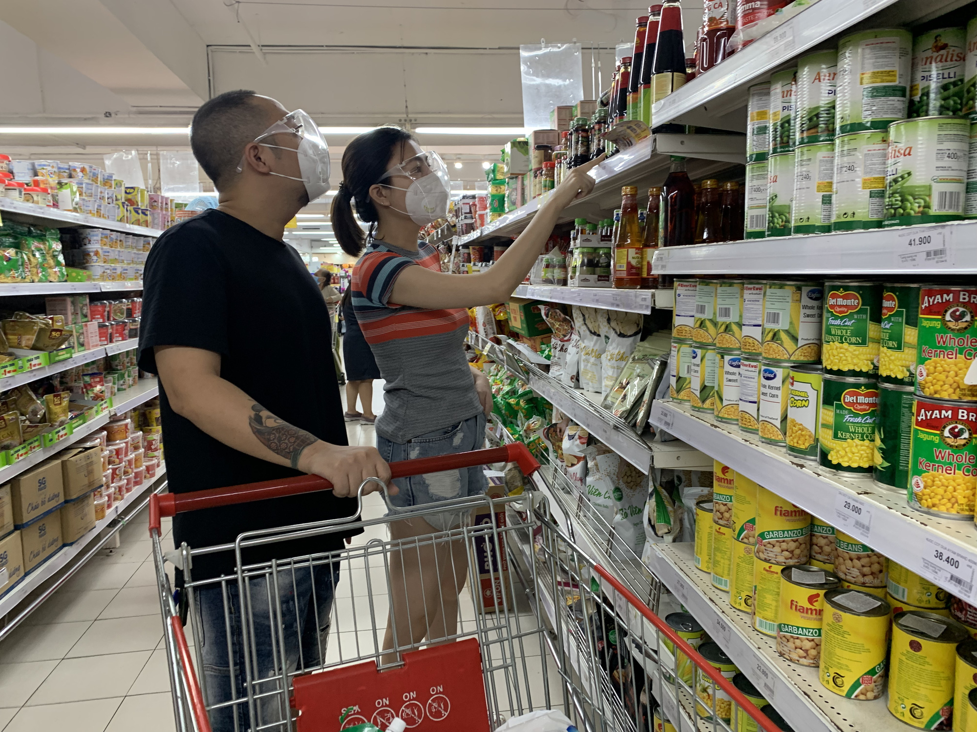 Người dân quận 7 mừng rỡ đi siêu thị, quán ăn liên tục chốt đơn qua app - Ảnh 2. Người dân quận 7 mừng rỡ đi siêu thị, quán ăn liên tục chốt đơn qua app - Ảnh 2.