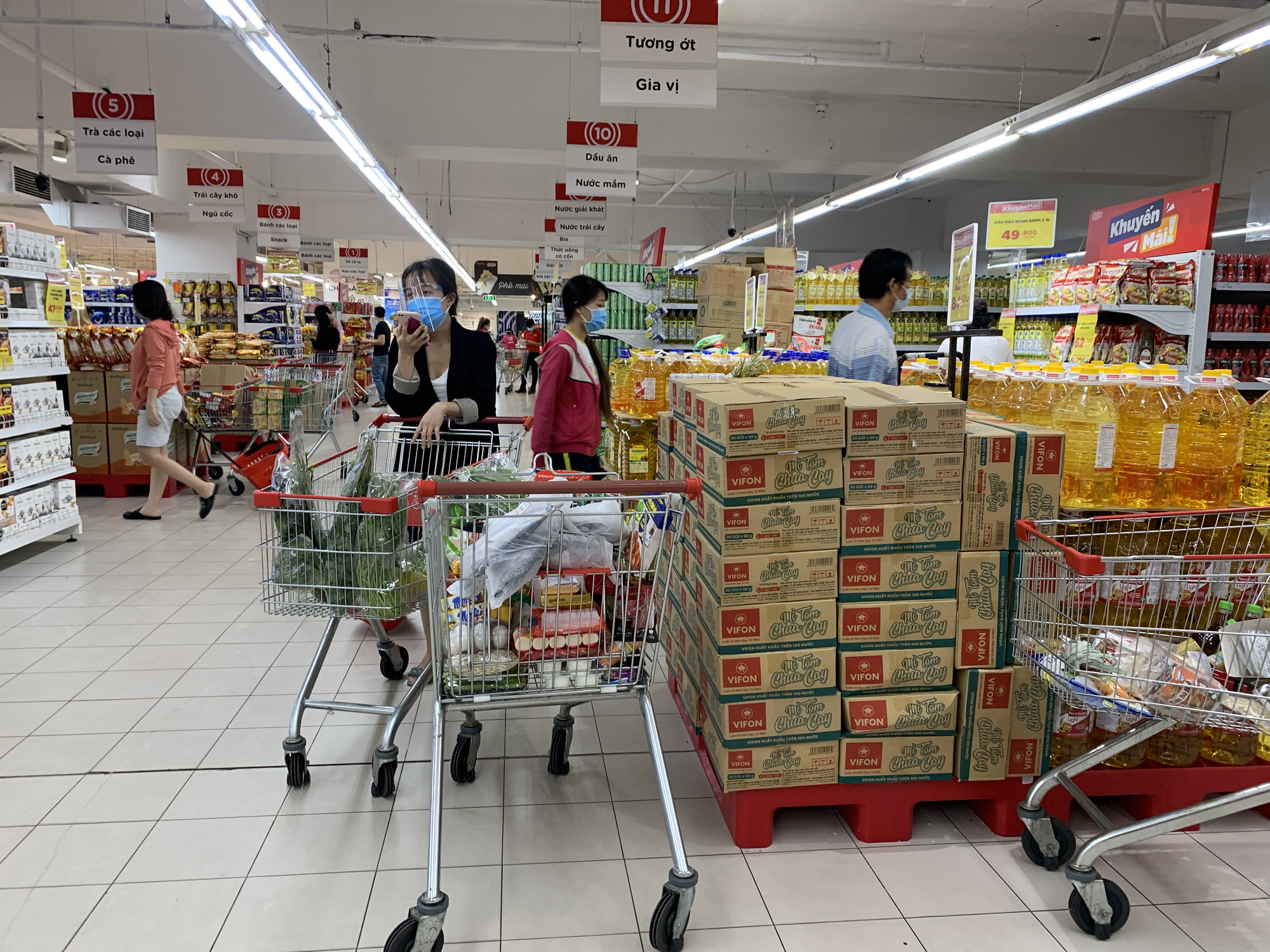 Người dân quận 7 mừng rỡ đi siêu thị, quán ăn liên tục chốt đơn qua app - Ảnh 9. Người dân quận 7 mừng rỡ đi siêu thị, quán ăn liên tục chốt đơn qua app - Ảnh 9.