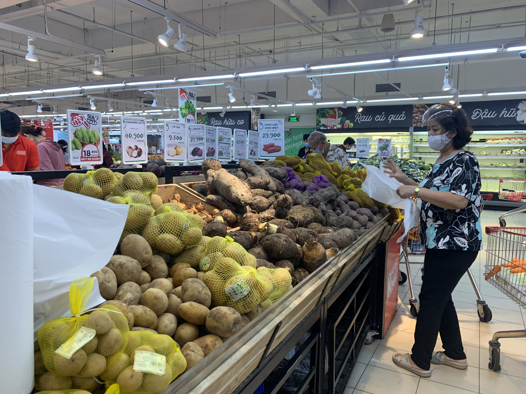 Người dân quận 7 mừng rỡ đi siêu thị, quán ăn liên tục chốt đơn qua app - Ảnh 10. Người dân quận 7 mừng rỡ đi siêu thị, quán ăn liên tục chốt đơn qua app - Ảnh 10.