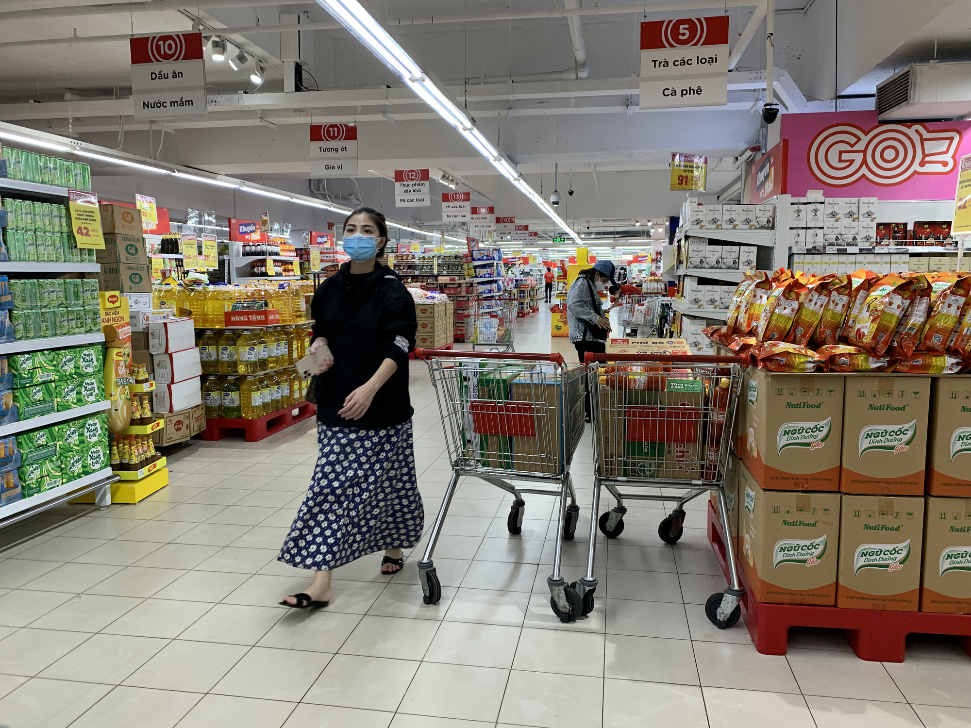 Người dân quận 7 mừng rỡ đi siêu thị, quán ăn liên tục chốt đơn qua app - Ảnh 11. Người dân quận 7 mừng rỡ đi siêu thị, quán ăn liên tục chốt đơn qua app - Ảnh 11.