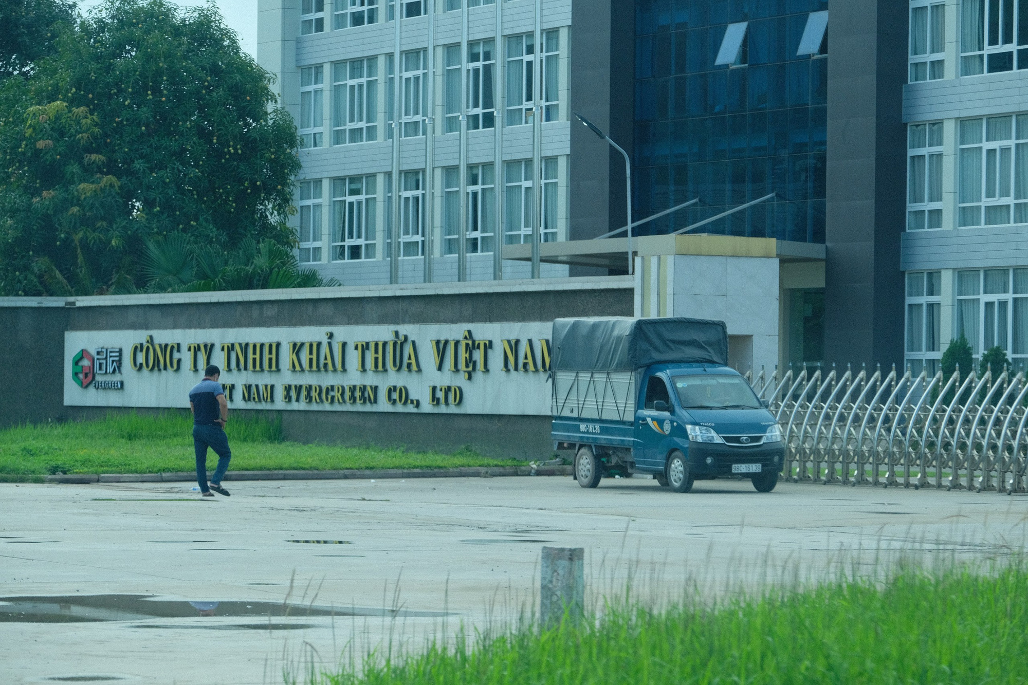 Chỉ đạo chôn trộm 257 tấn rác thải công nghiệp, giám đốc người Trung Quốc bị khởi tố - Ảnh 1. Chỉ đạo chôn trộm 257 tấn rác thải công nghiệp, giám đốc người Trung Quốc bị khởi tố - Ảnh 1.