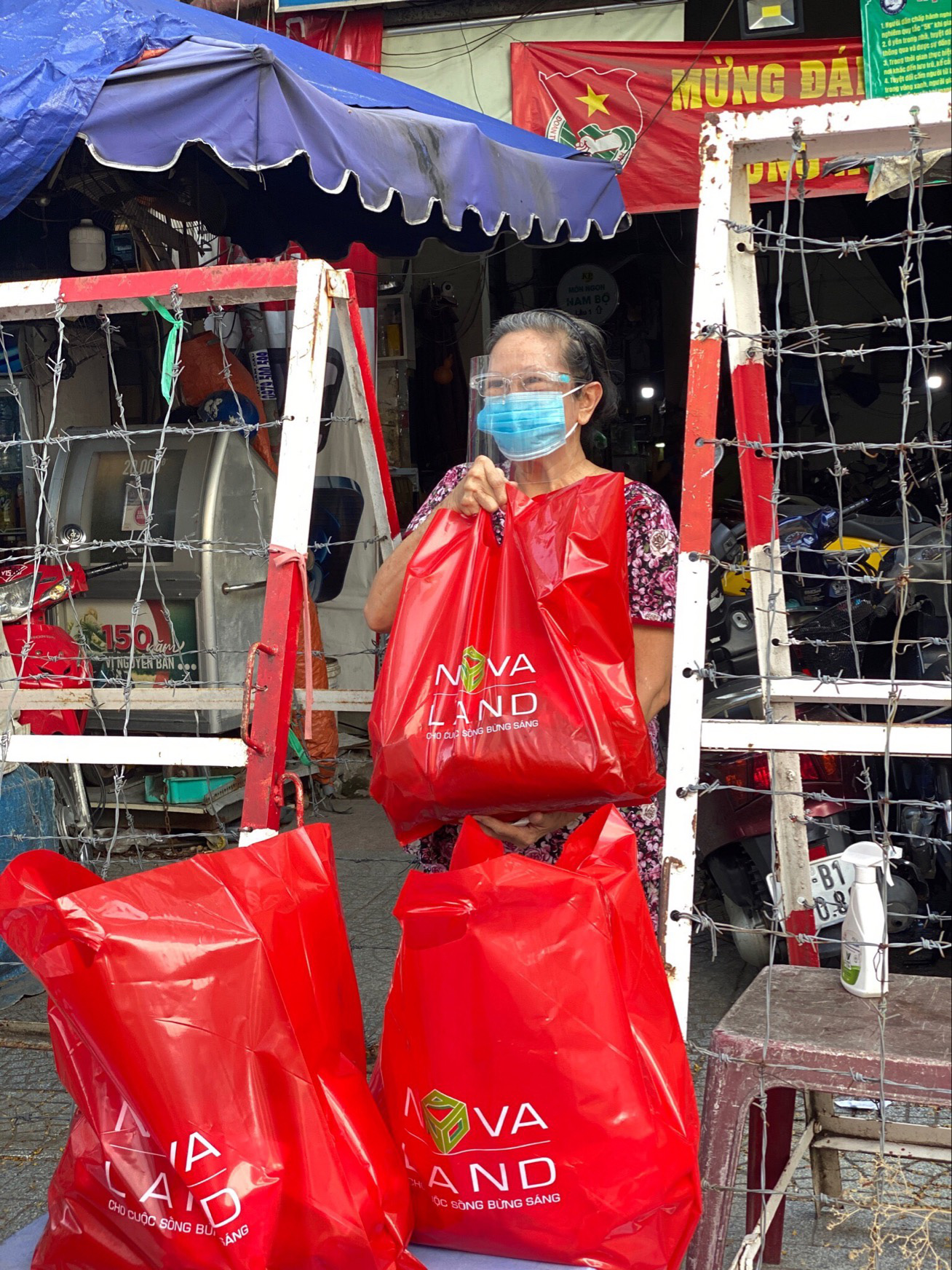 Tăng tốc mở rộng vùng xanh an toàn trên bản đồ COVID-19 - Ảnh 4. Tăng tốc mở rộng vùng xanh an toàn trên bản đồ COVID-19 - Ảnh 4.