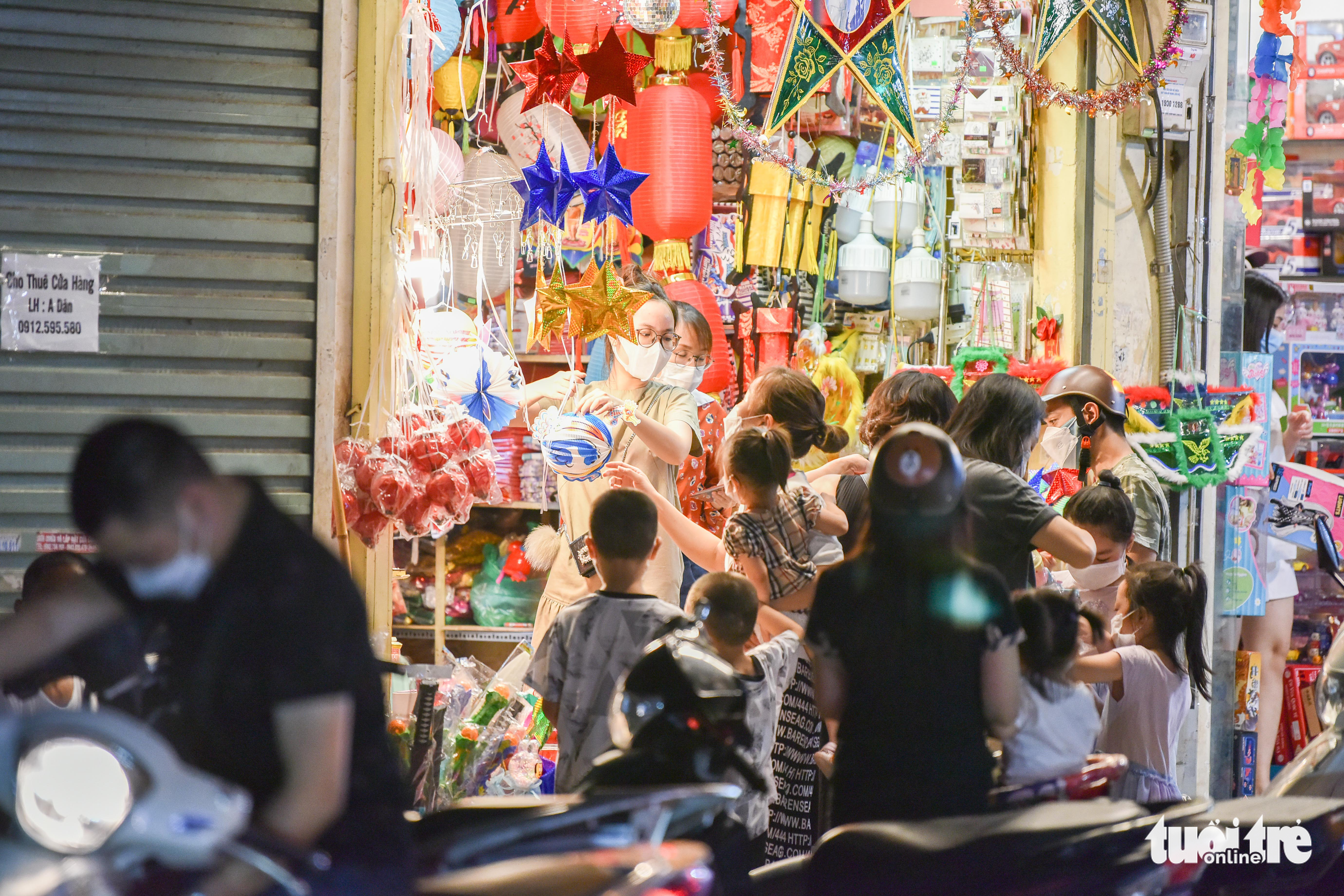 Biển người đổ ra đường trong đêm Trung thu, các tuyến phố trung tâm Hà Nội đông nghẹt - Ảnh 3. Biển người đổ ra đường trong đêm Trung thu, các tuyến phố trung tâm Hà Nội đông nghẹt - Ảnh 3.