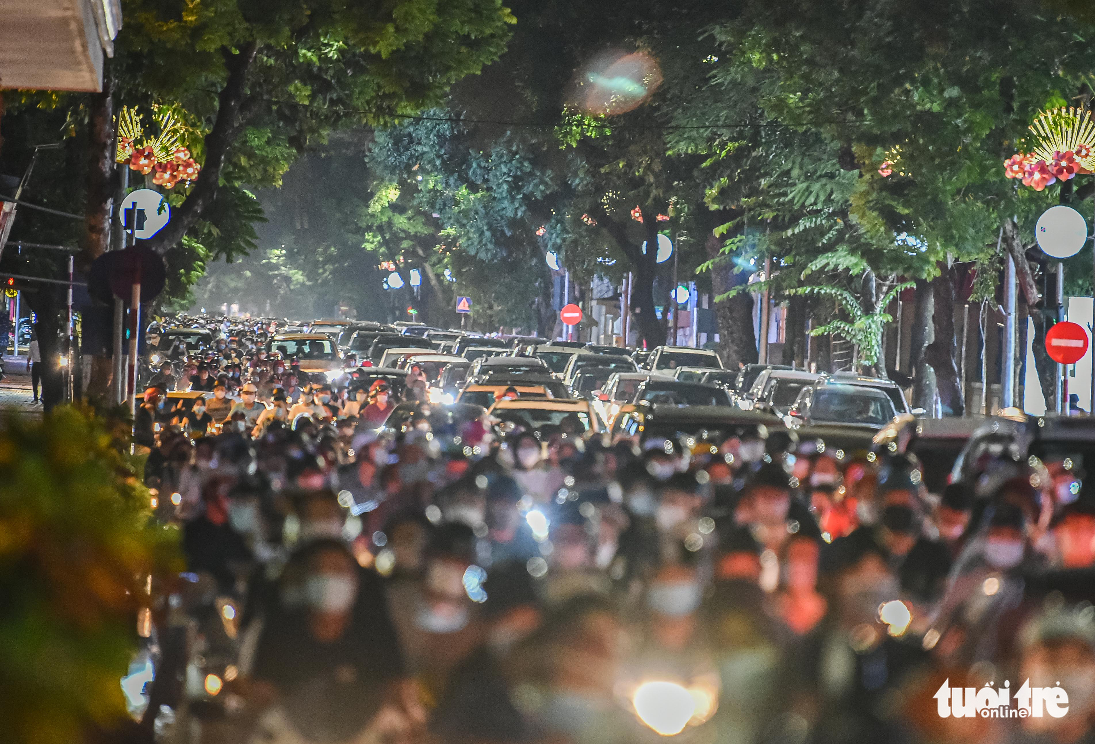 Biển người đổ ra đường trong đêm Trung thu, các tuyến phố trung tâm Hà Nội đông nghẹt - Ảnh 1. Biển người đổ ra đường trong đêm Trung thu, các tuyến phố trung tâm Hà Nội đông nghẹt - Ảnh 1.