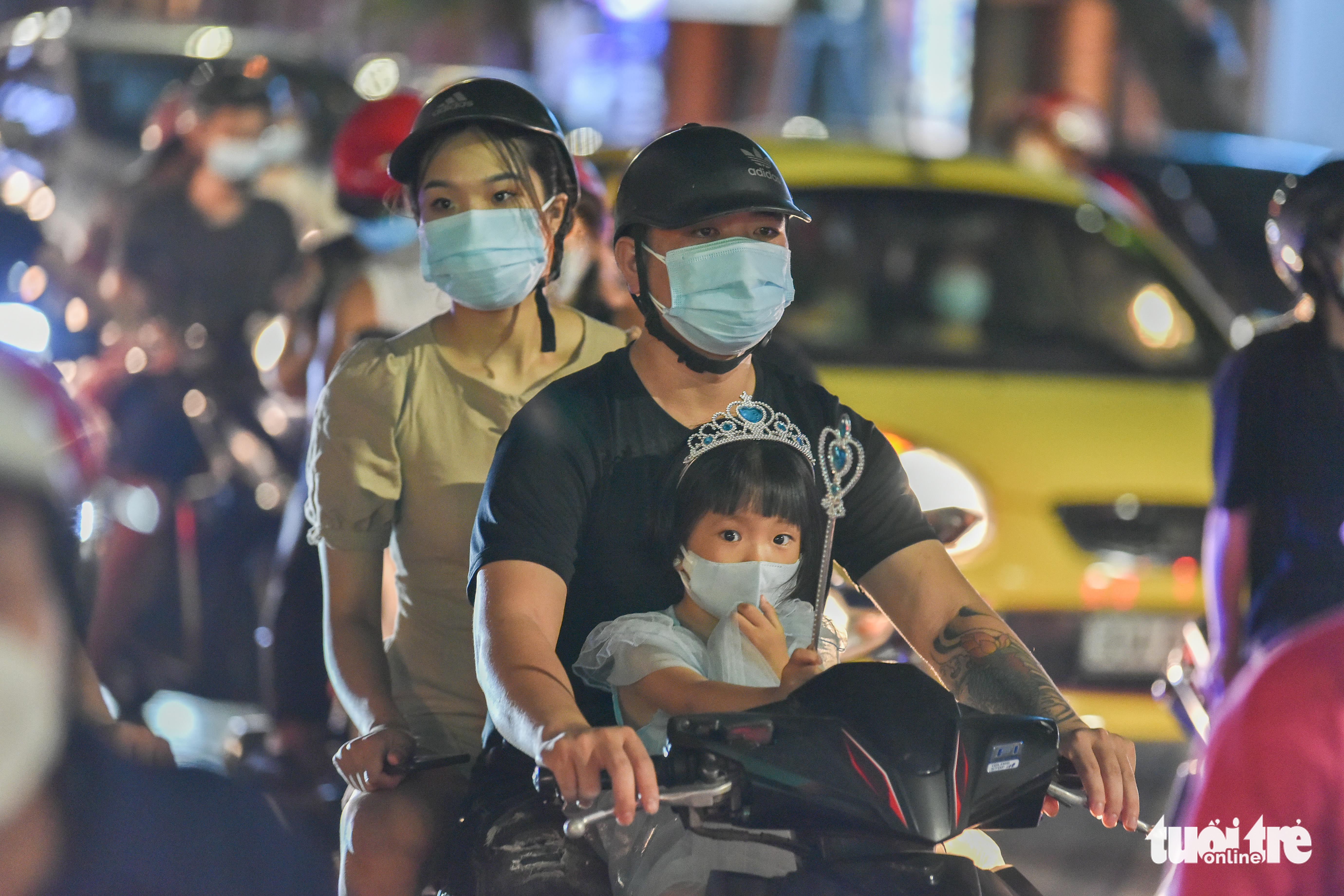 Biển người đổ ra đường trong đêm Trung thu, các tuyến phố trung tâm Hà Nội đông nghẹt - Ảnh 5. Biển người đổ ra đường trong đêm Trung thu, các tuyến phố trung tâm Hà Nội đông nghẹt - Ảnh 5.