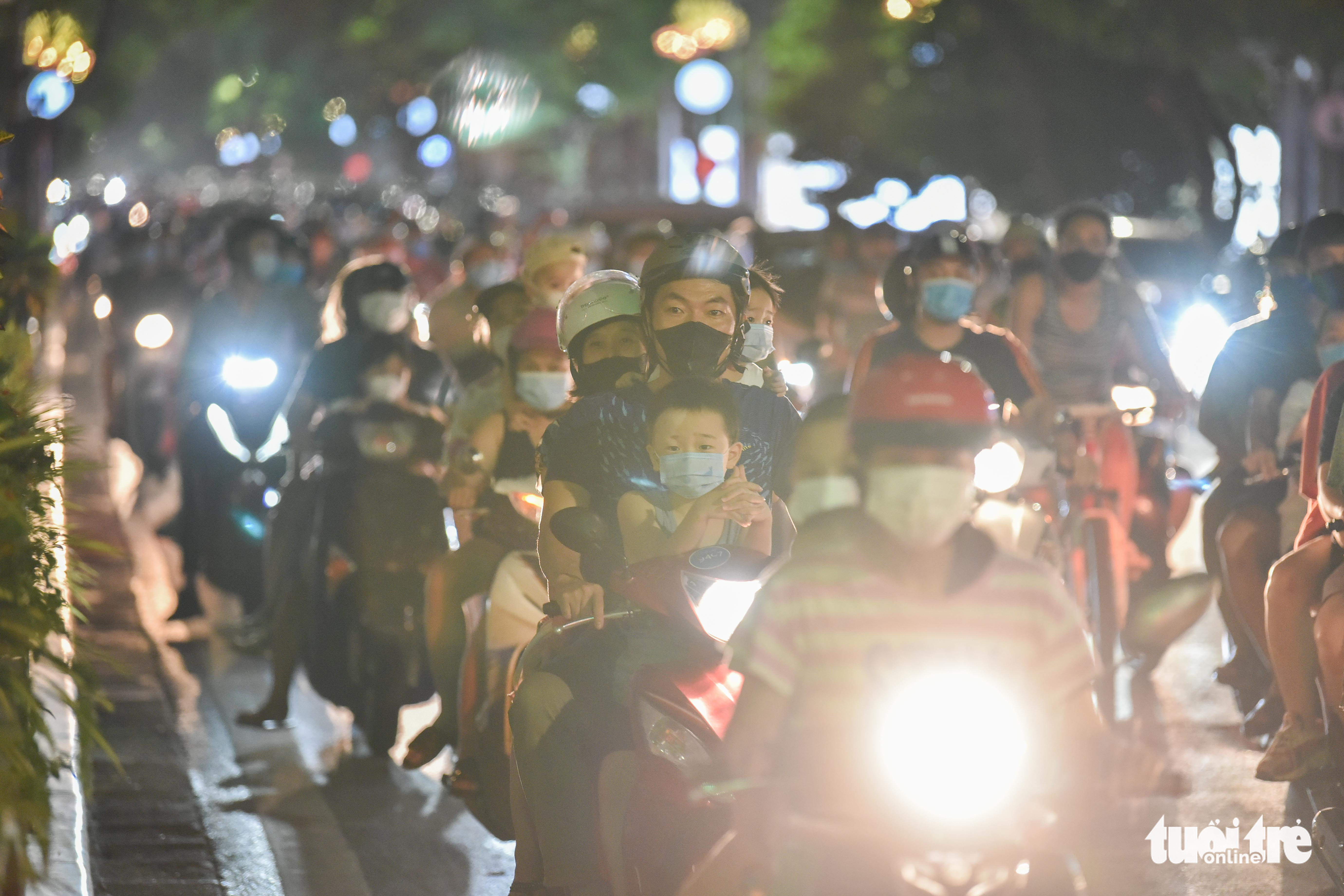 Biển người đổ ra đường trong đêm Trung thu, các tuyến phố trung tâm Hà Nội đông nghẹt - Ảnh 2. Biển người đổ ra đường trong đêm Trung thu, các tuyến phố trung tâm Hà Nội đông nghẹt - Ảnh 2.