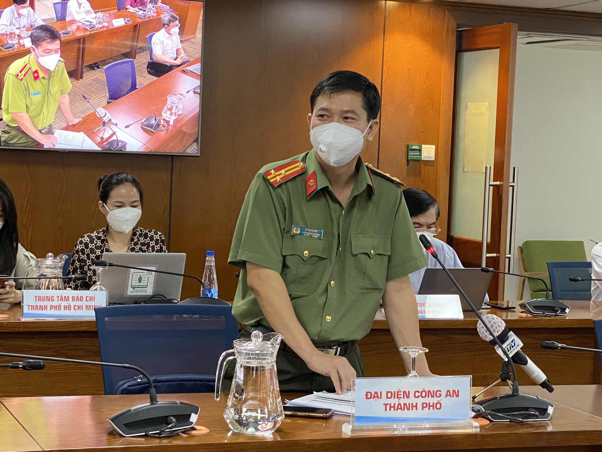 Công an TP.HCM cảnh báo về thủ đoạn mua bán giấy đi đường giả - Ảnh 1. Công an TP.HCM cảnh báo về thủ đoạn mua bán giấy đi đường giả - Ảnh 1.