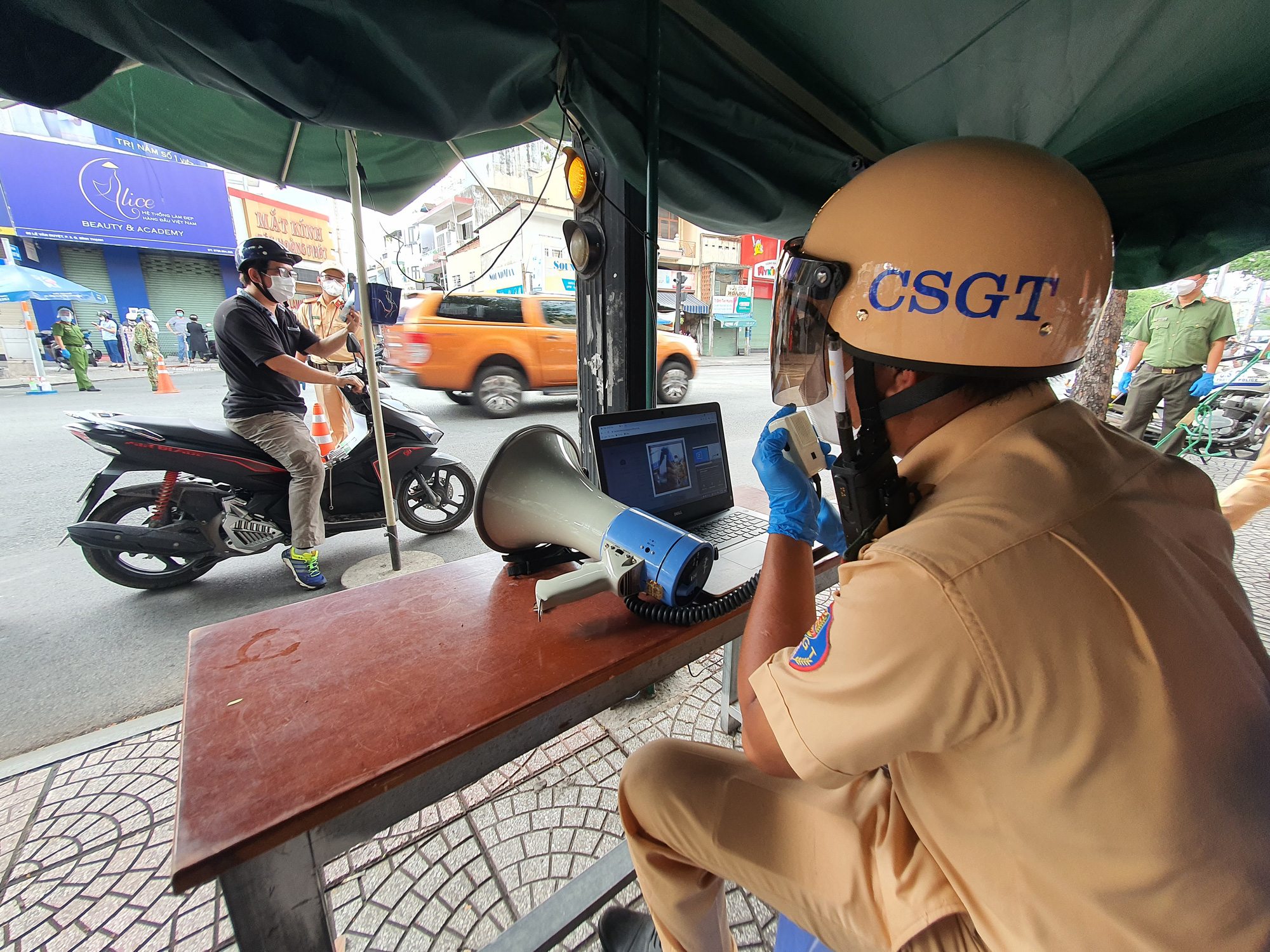 Xử lý tài xế ô tô đăng ký mã QR luồng xanh sai quy định - Ảnh 1. Xử lý tài xế ô tô đăng ký mã QR luồng xanh sai quy định - Ảnh 1.